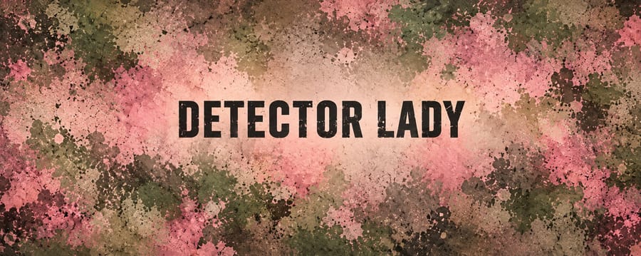 Bannière Detector Lady : le nom de la marque en capitales condensées sombres sur un fond texturé rose, vert et anthracite