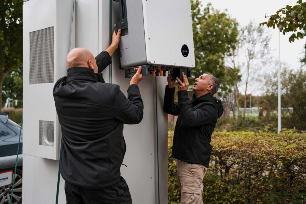 Monteur installeert een thuisbatterij