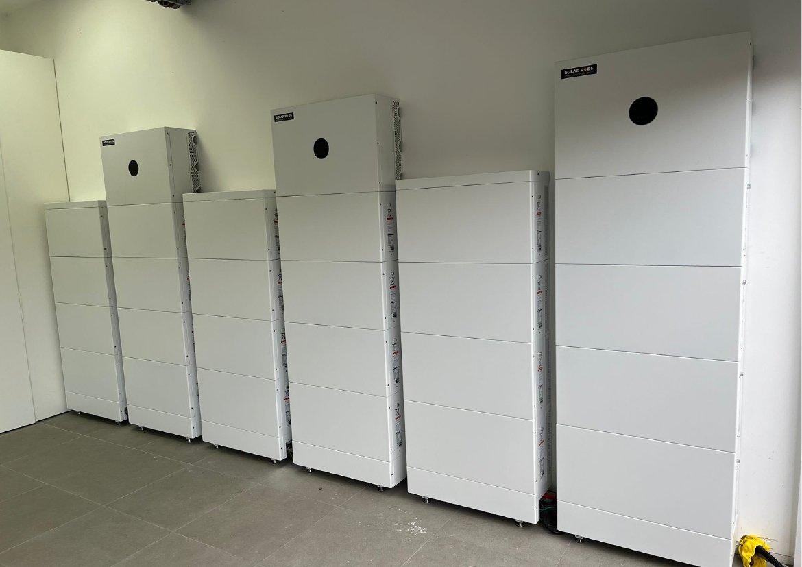 Uitgebreide Solarpod Elite opstelling met maximale opslagcapaciteit