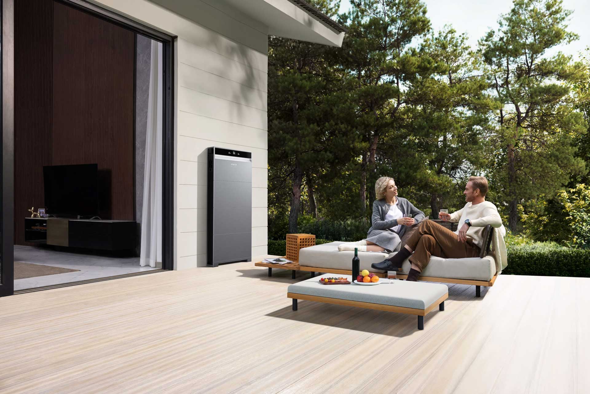 Thuisbatterij van Solarpods in de tuin bij een woning met zonnepanelen