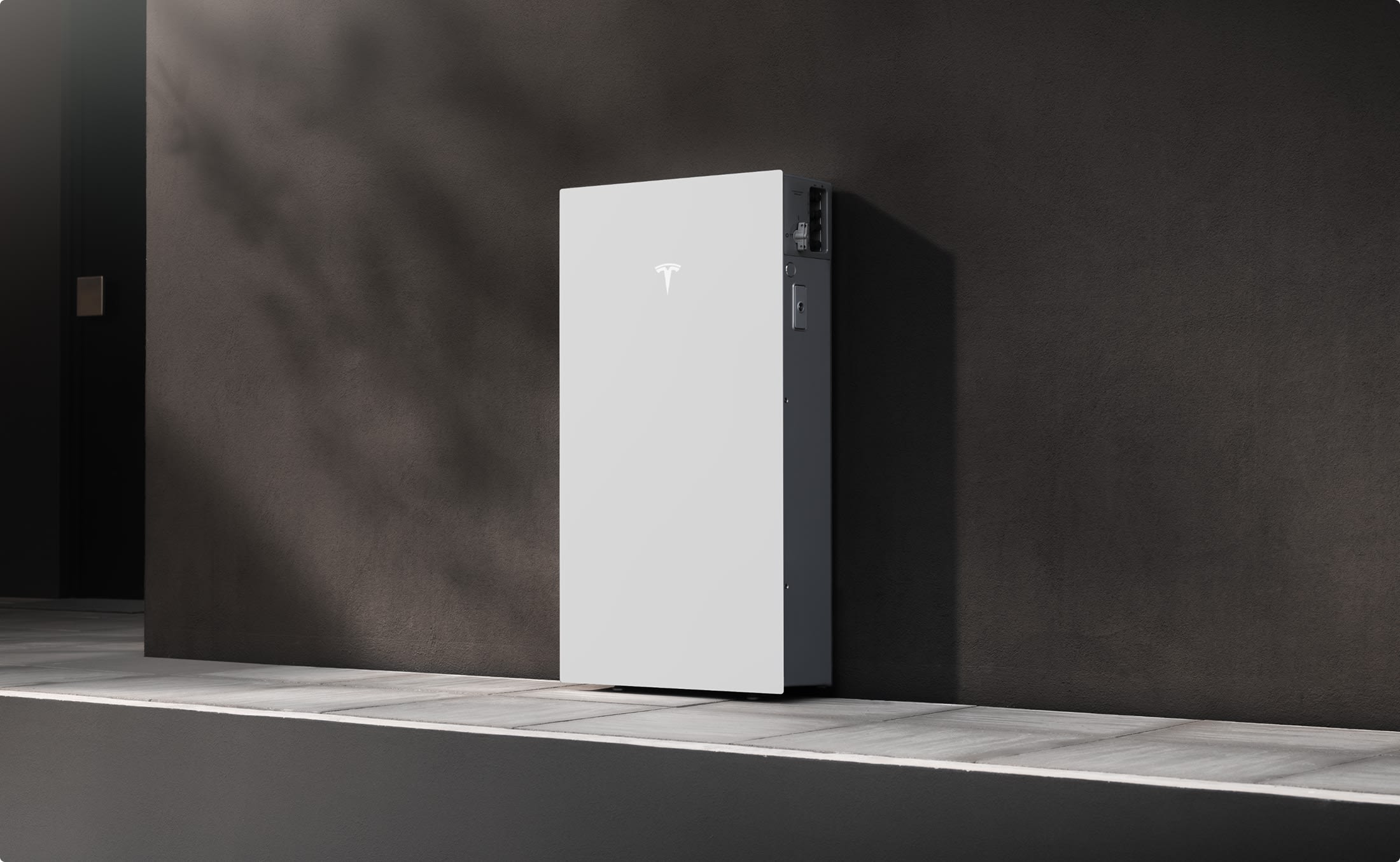 Tesla Powerwall 3P wandmontage buiten tegen een donkere muur