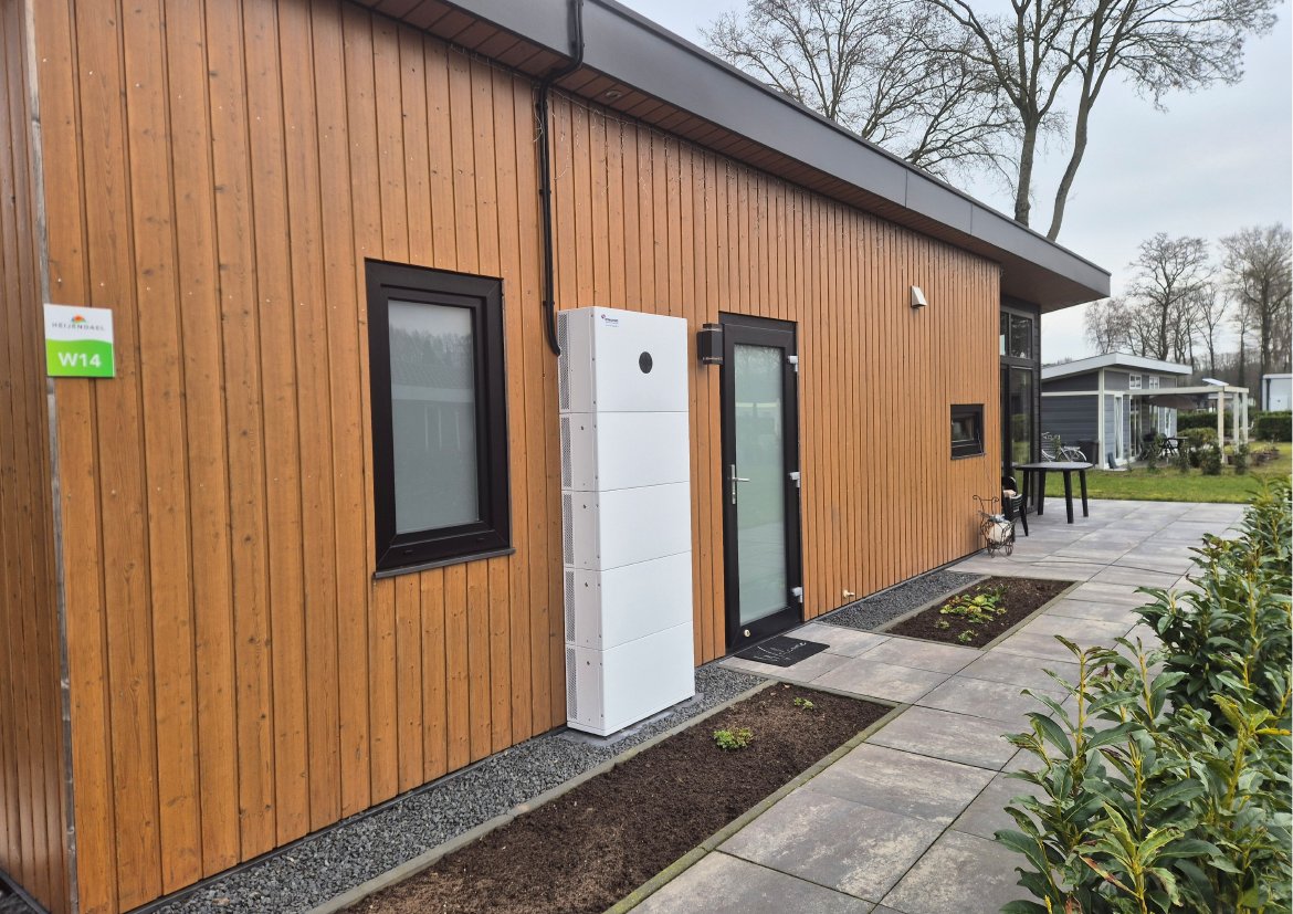 Solarpod Elite systeem geplaatst in een witte technische ruimte