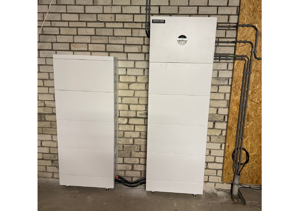 Twee thuisbatterijtowers netjes geplaatst in een garage