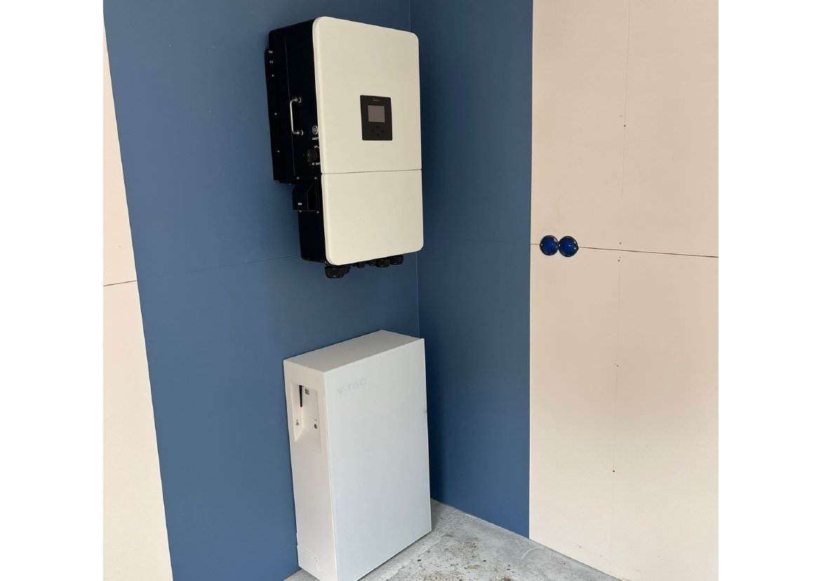 VTAC-thuisbatterij met omvormer aan een blauwe binnenmuur