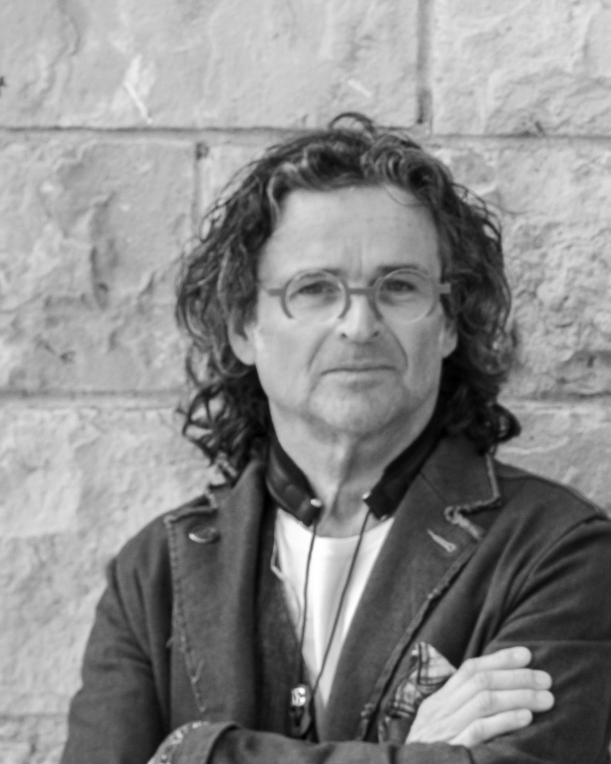 Retrato de Pep Poblet, con gafas y chaqueta oscura, con los brazos cruzados