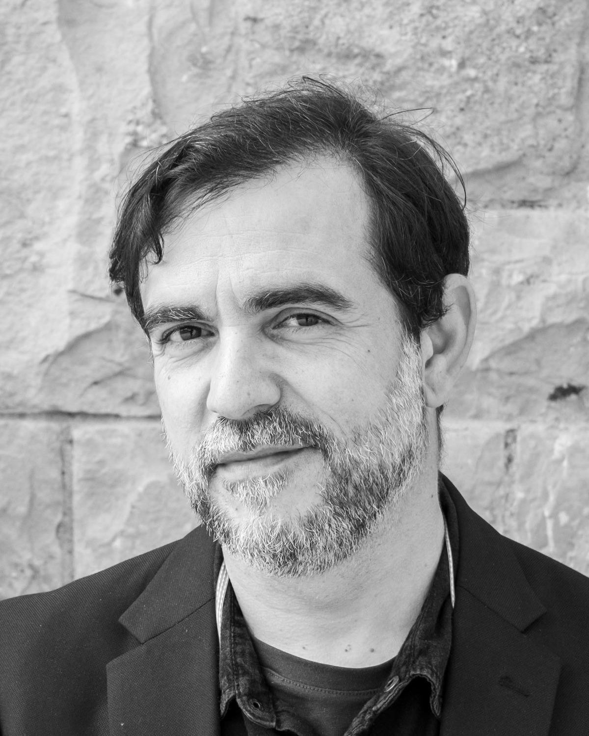 Retrato de Joan Tena, con barba y americana oscura