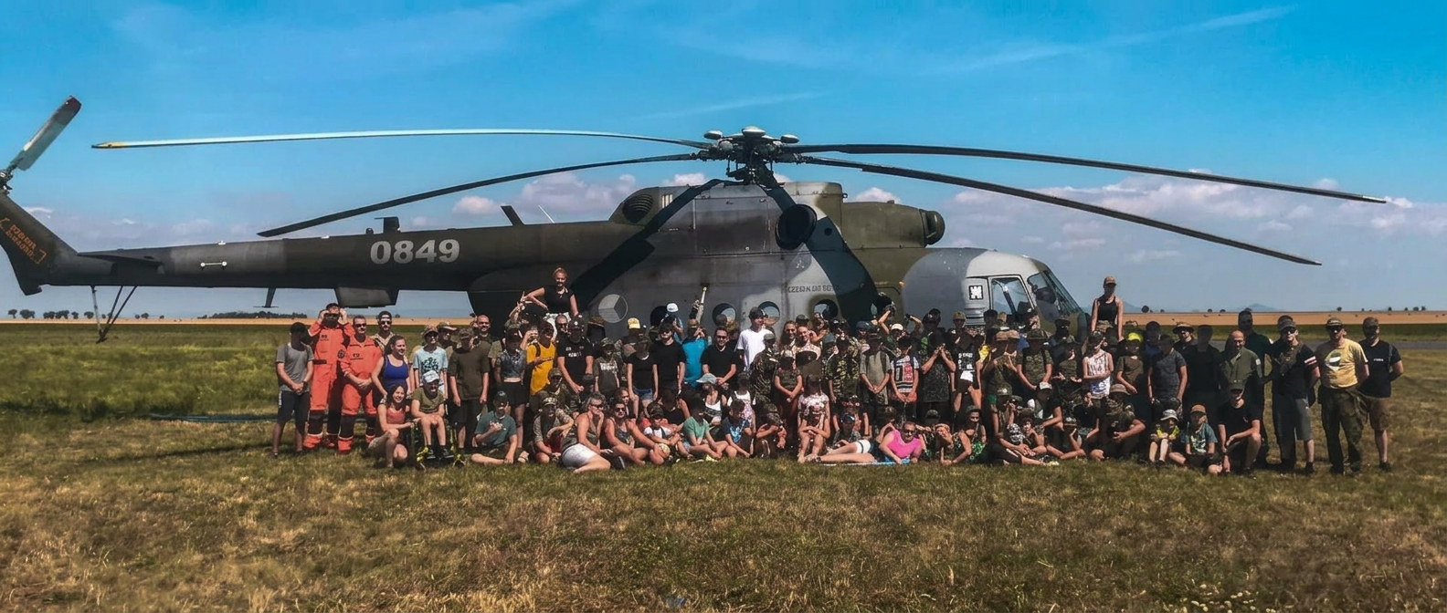 Účastníci Army Tábora — skupinová fotografie s vrtulníkem