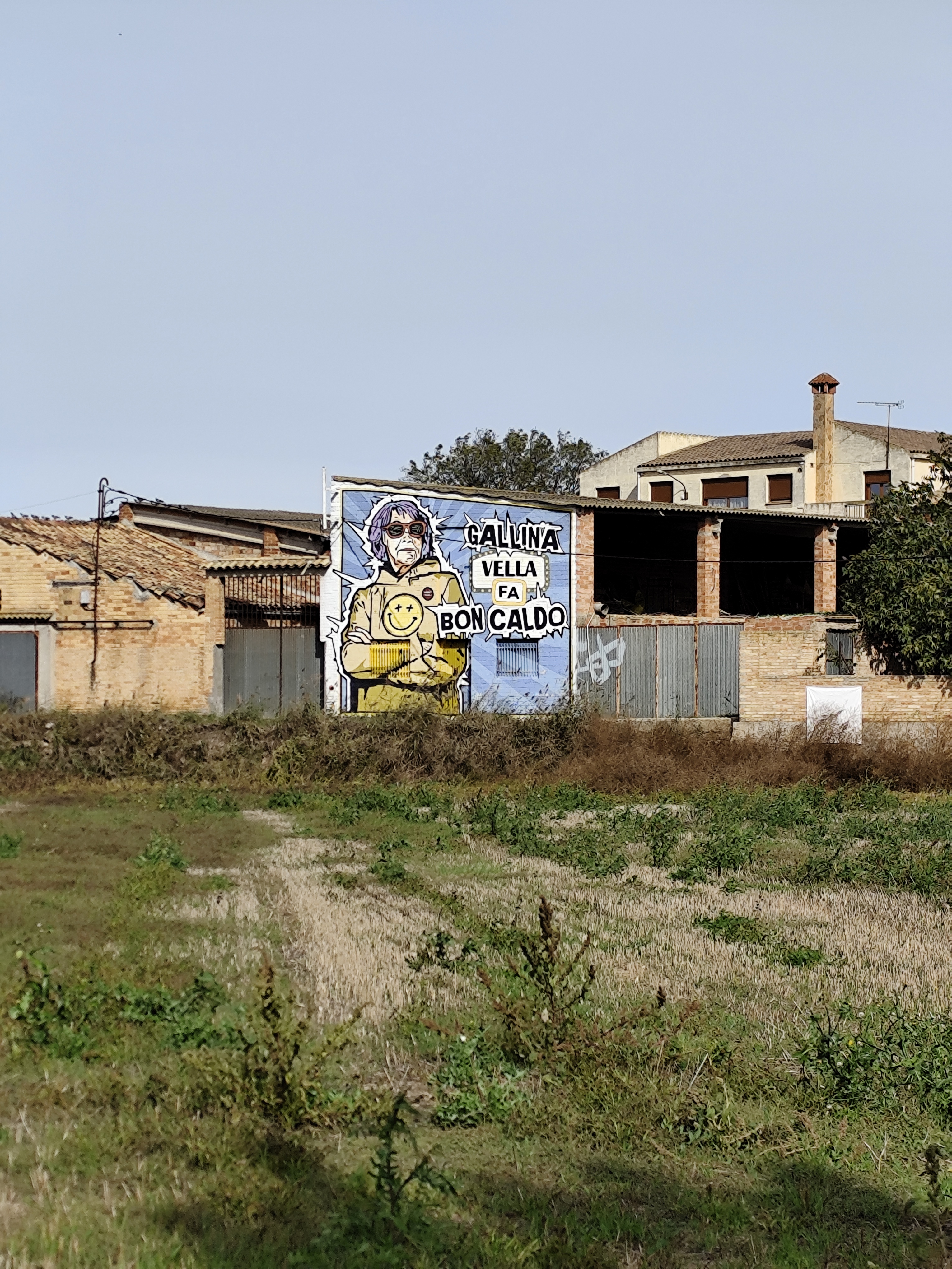 Cartel pintado de bienvenida: Benvinguts a Penelles