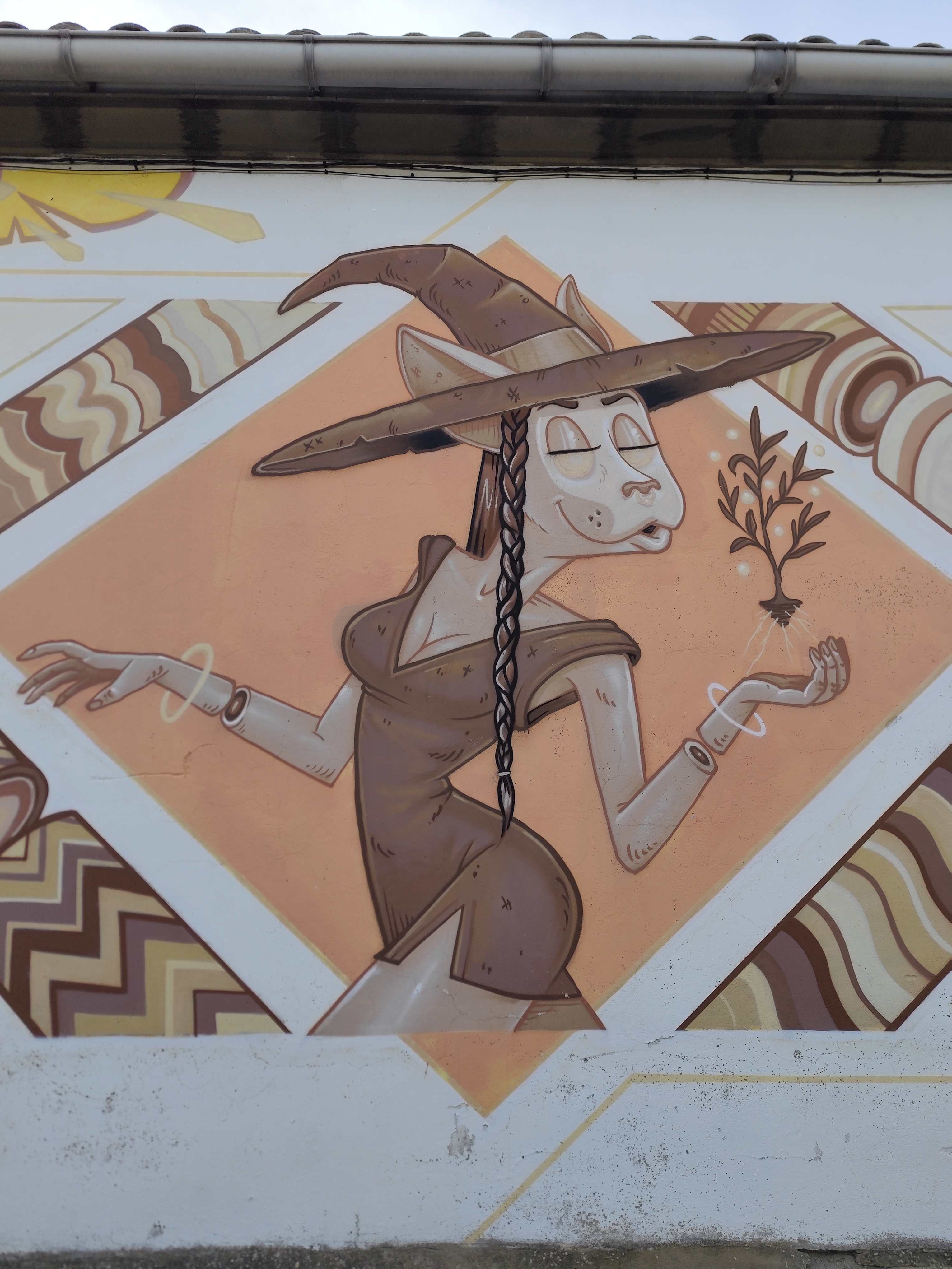 Mural de un gato en tonos amarillos, estilo gráfico, Penelles