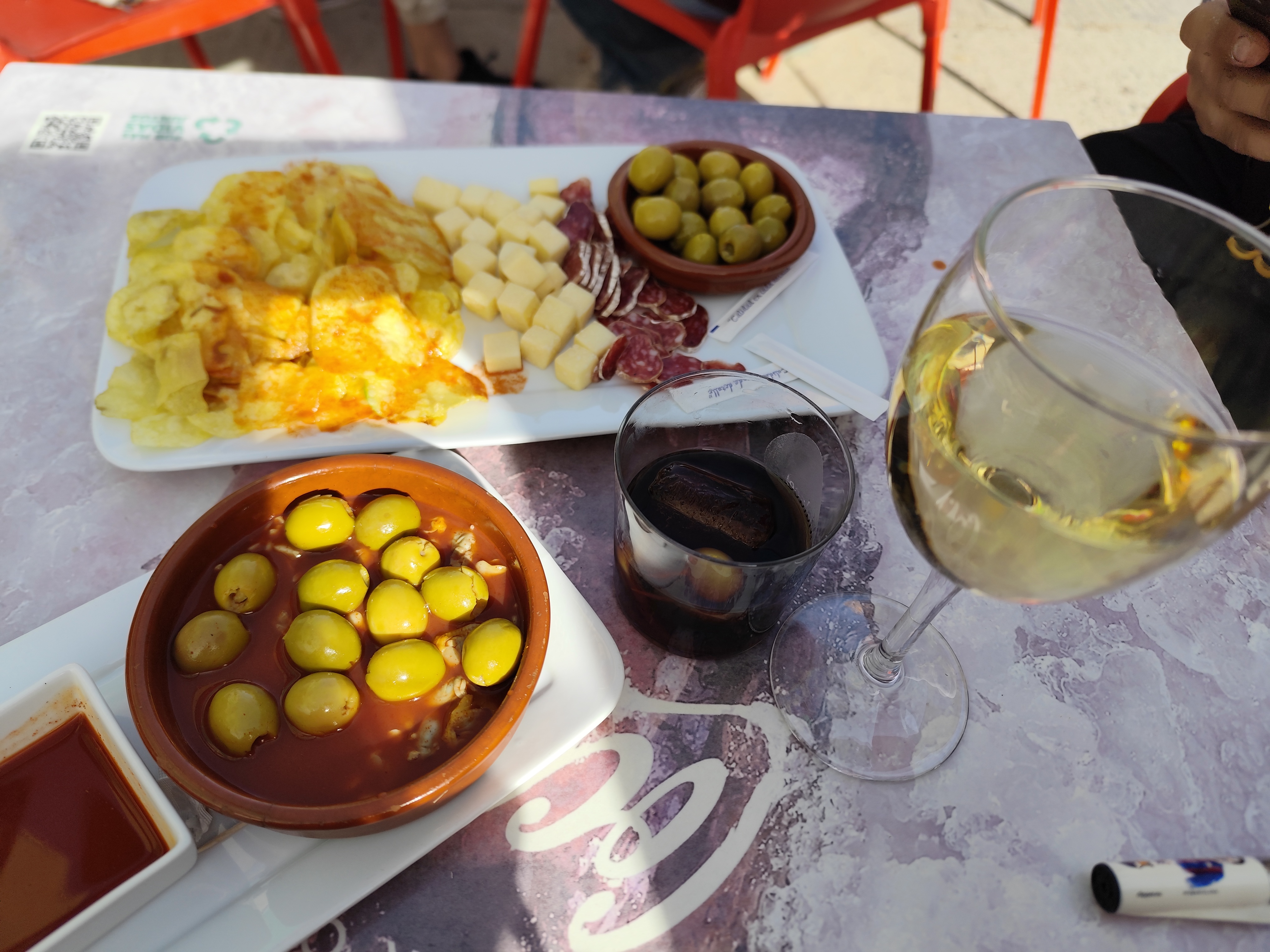 Comida de mediodía: tortilla, queso, salchichón, aceitunas y vermut