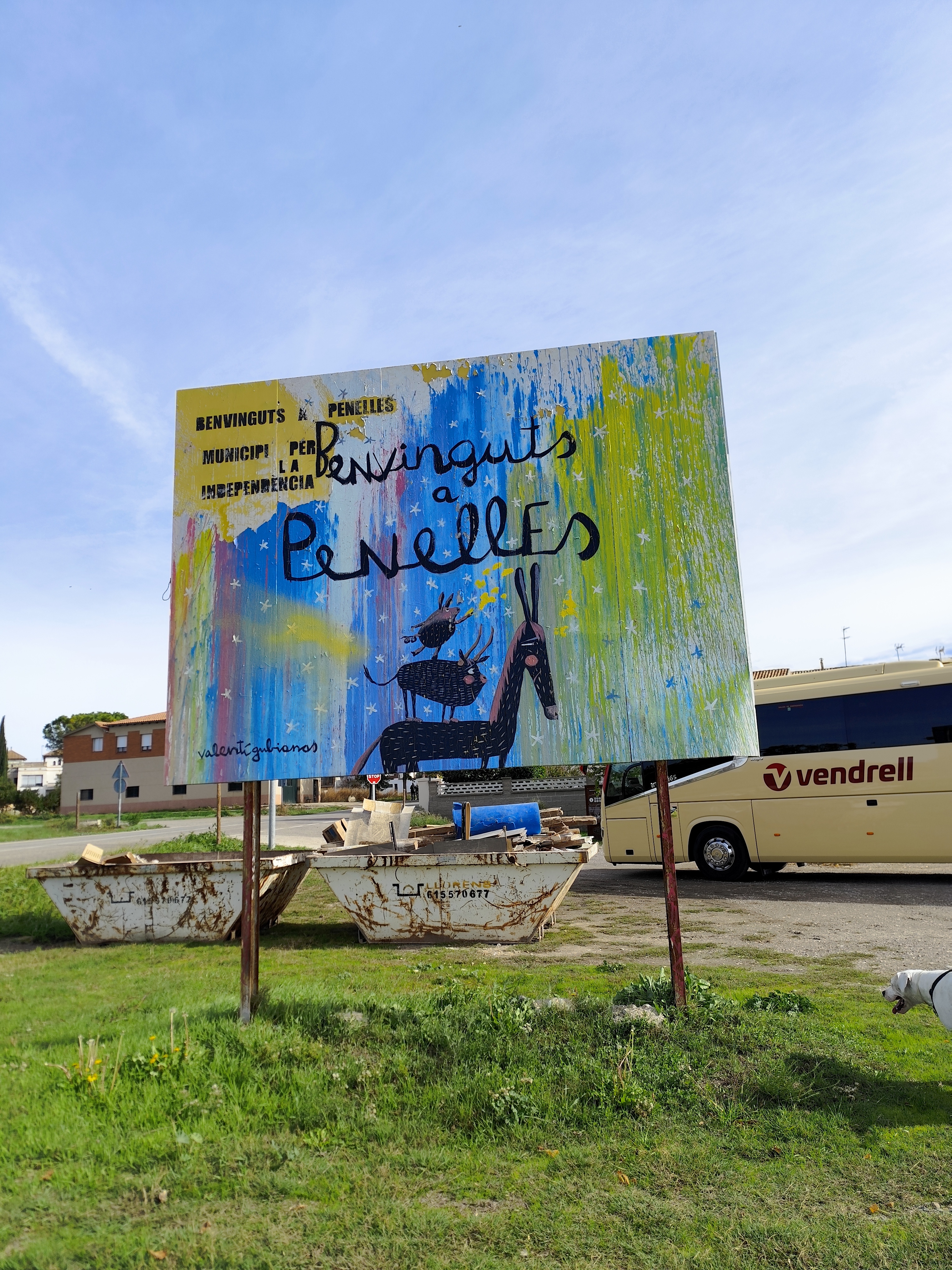 Mural Gallina vella fa bon caldo en un muro entre campos, Penelles