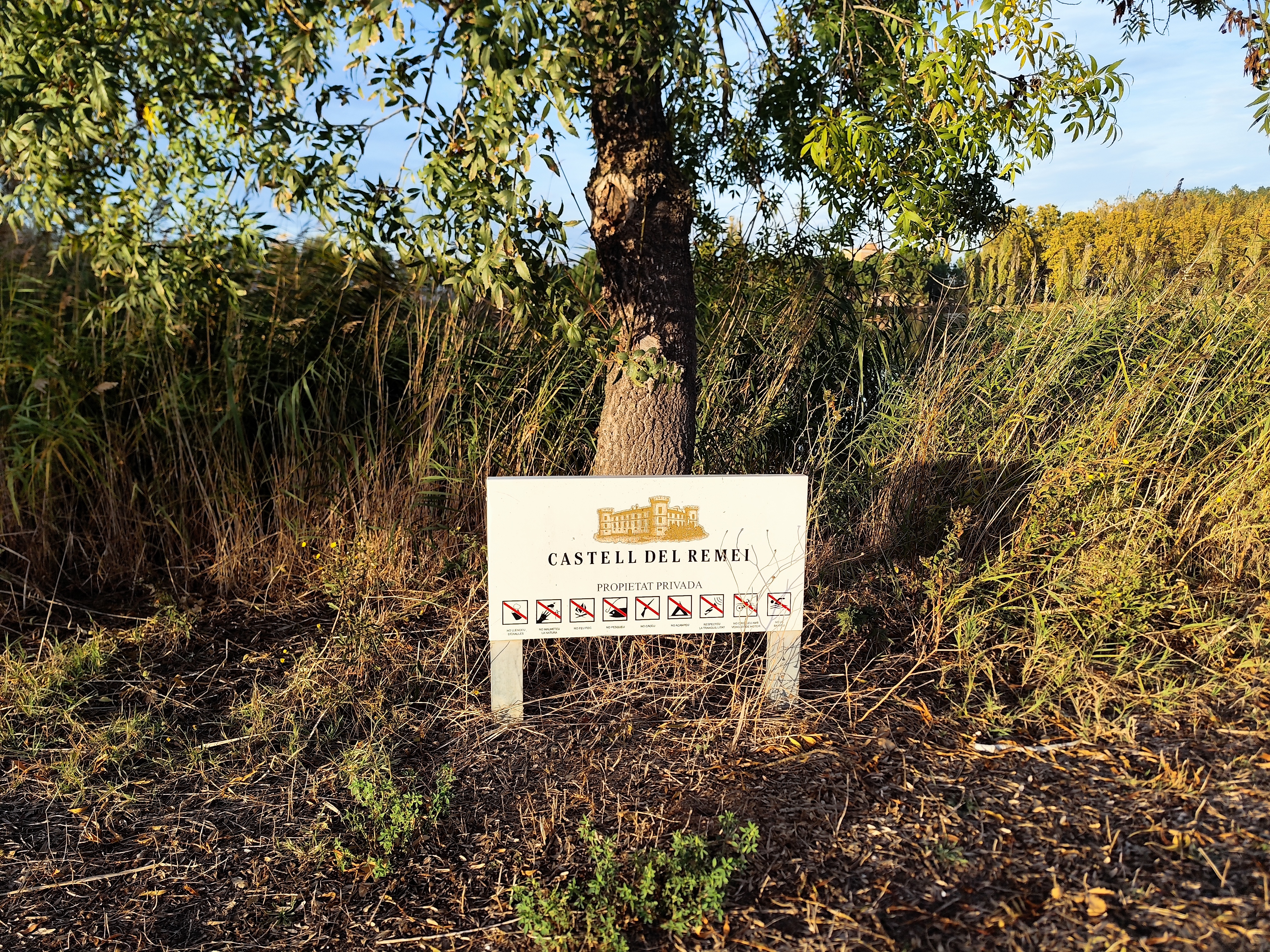 Cartel del Castell del Remei junto al lago de la finca