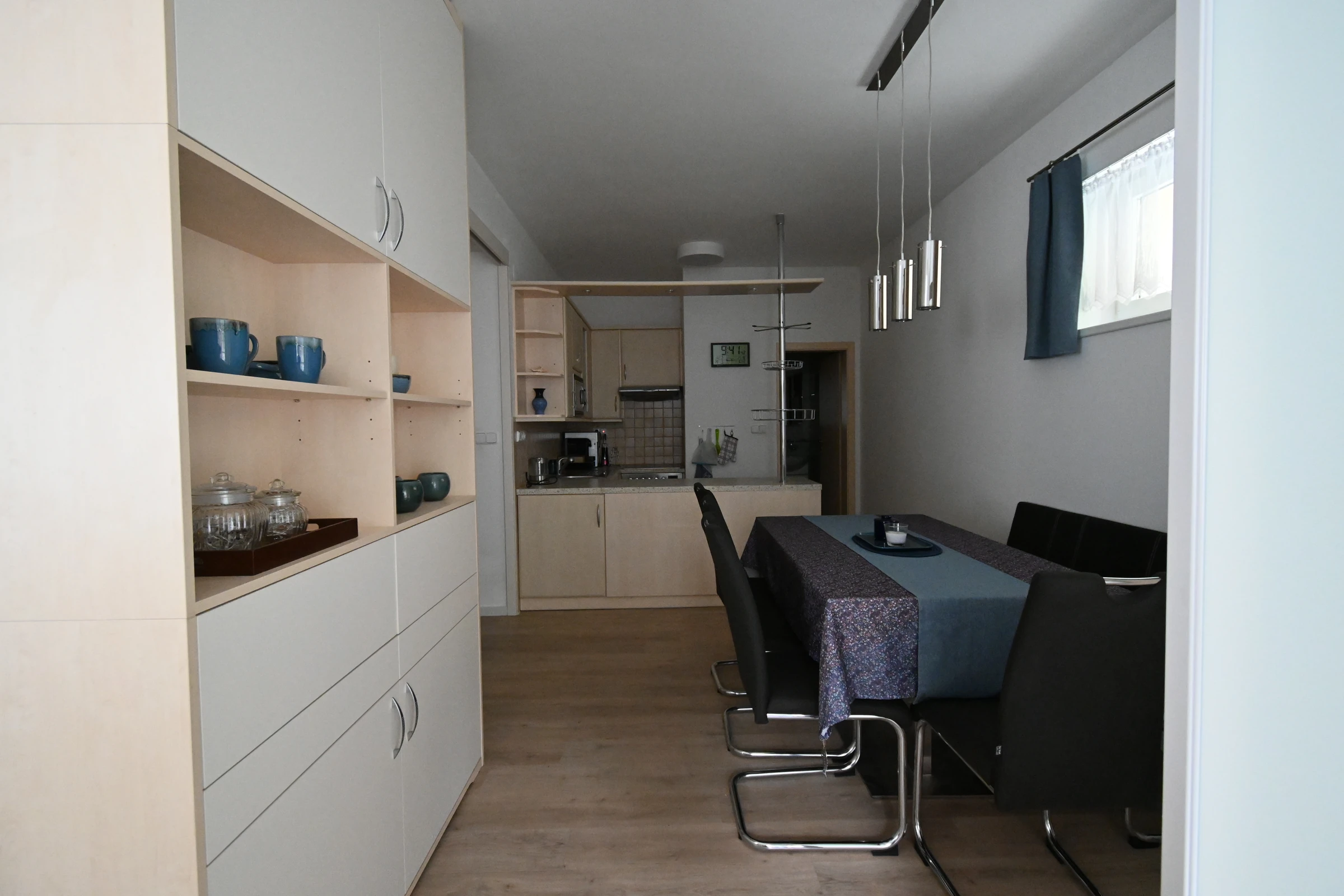 Byt, Libušino údolí, Brno — Kuchyň, před home stagingem