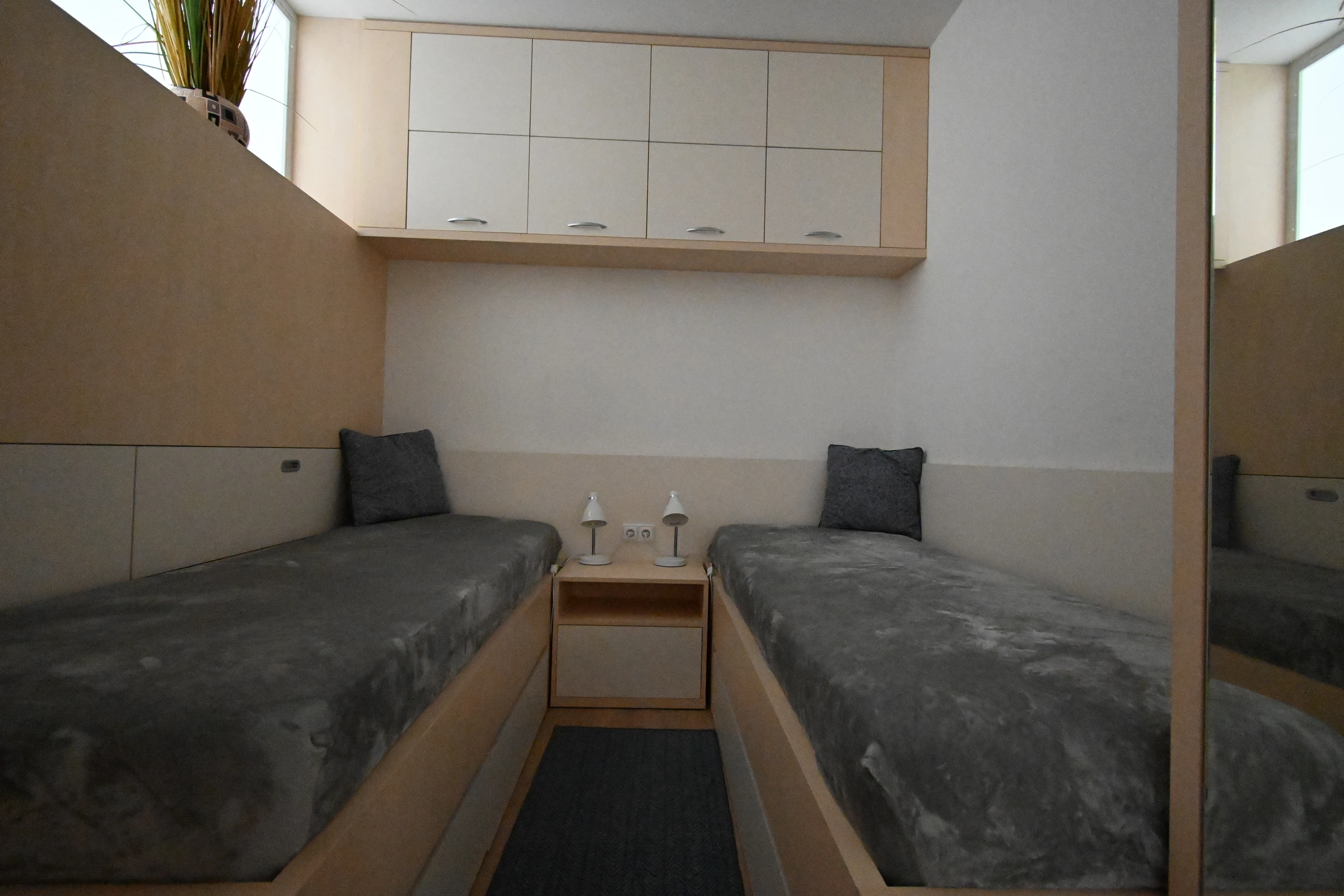 Byt, Libušino údolí, Brno — Pokoj se dvěma postelemi, před home stagingem