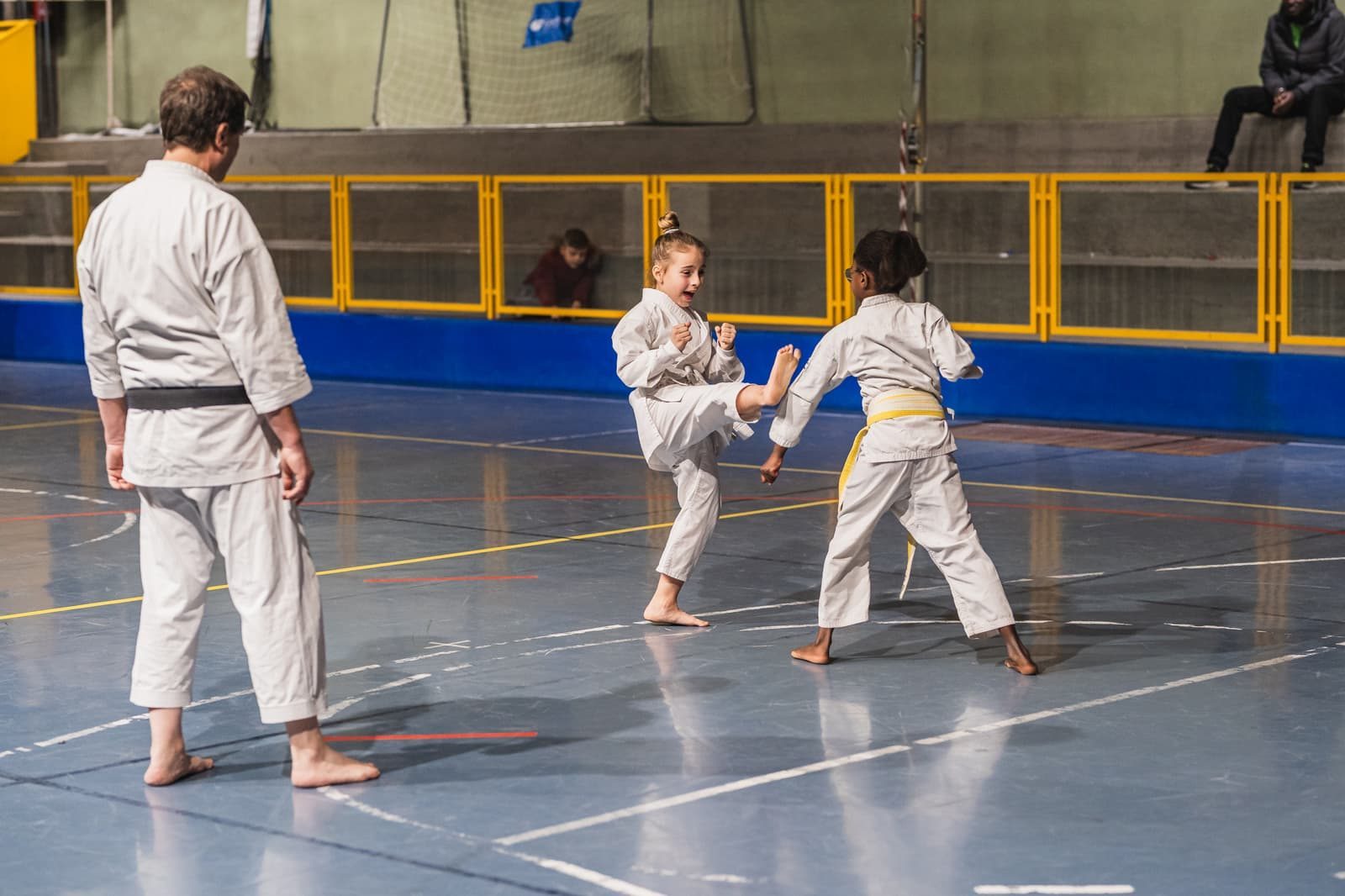 Atleti in gara di kumite