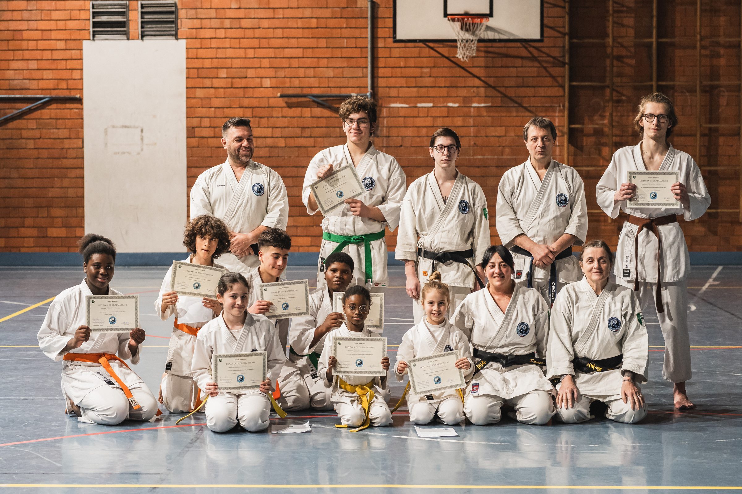 Il gruppo di allievi di T.M.A. Karate Do nel dojo