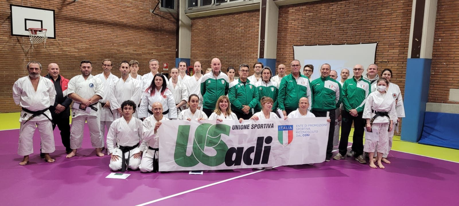 Il gruppo T.M.A. con lo striscione US Acli