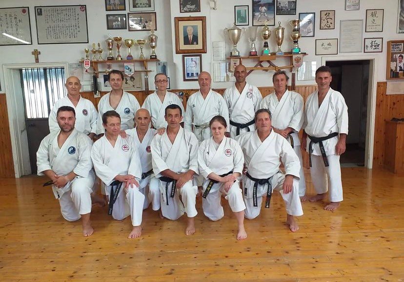Gruppo di giovani allievi nel dojo