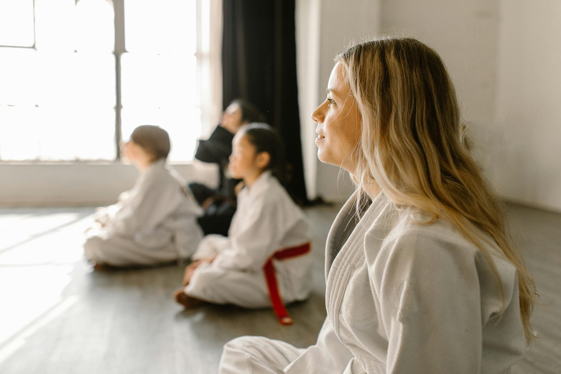 Lezione di karate per adulti nel dojo