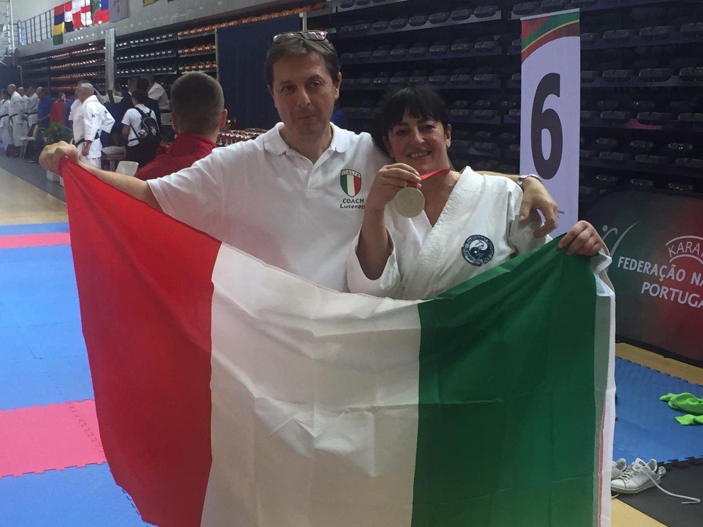 Atleta con la bandiera italiana in gara