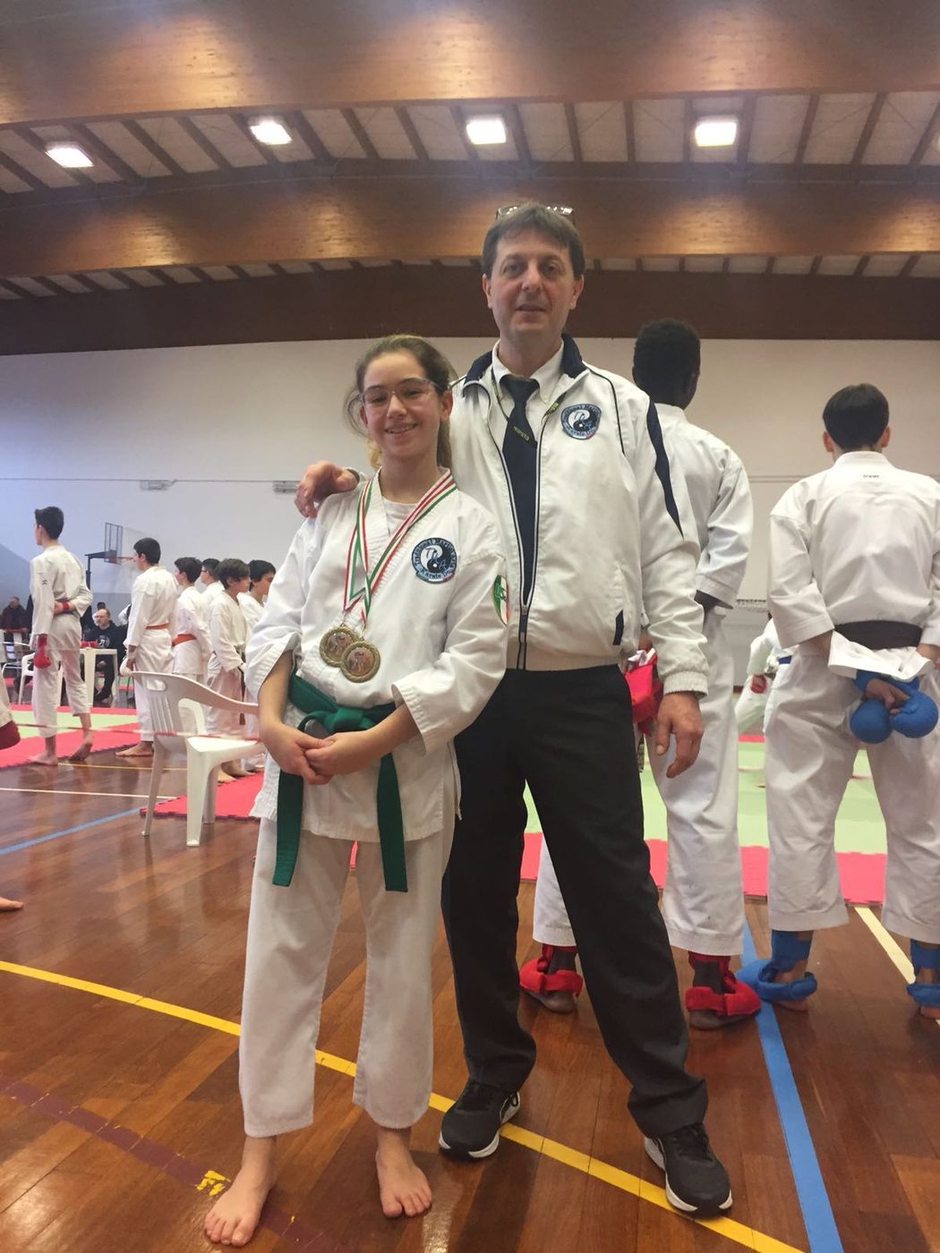 Atleta T.M.A. con medaglie sul podio