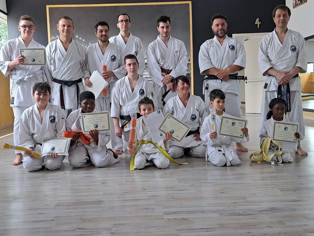 Foto di gruppo degli allievi in palestra