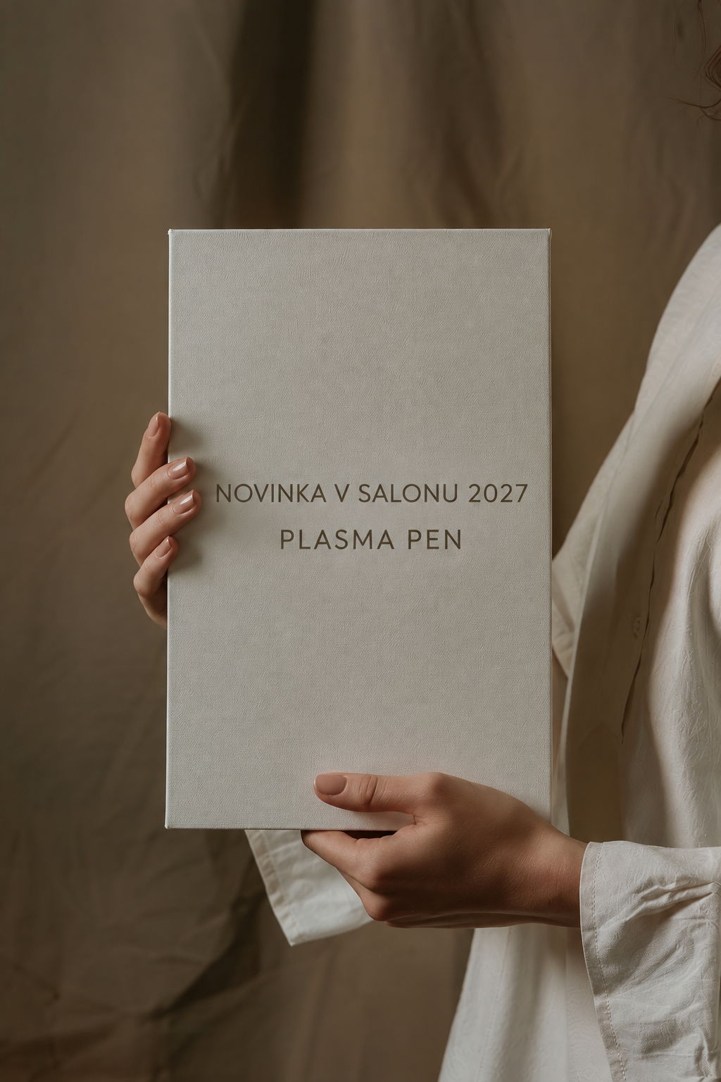 Žena drží bílou kartu s nápisem Novinka v salonu 2027, Plasma pen