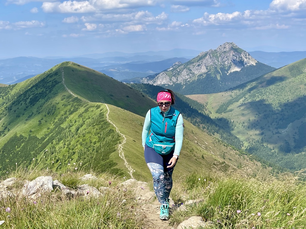Turistika na hrebeni Malej Fatry s Rozsutcom v pozadí