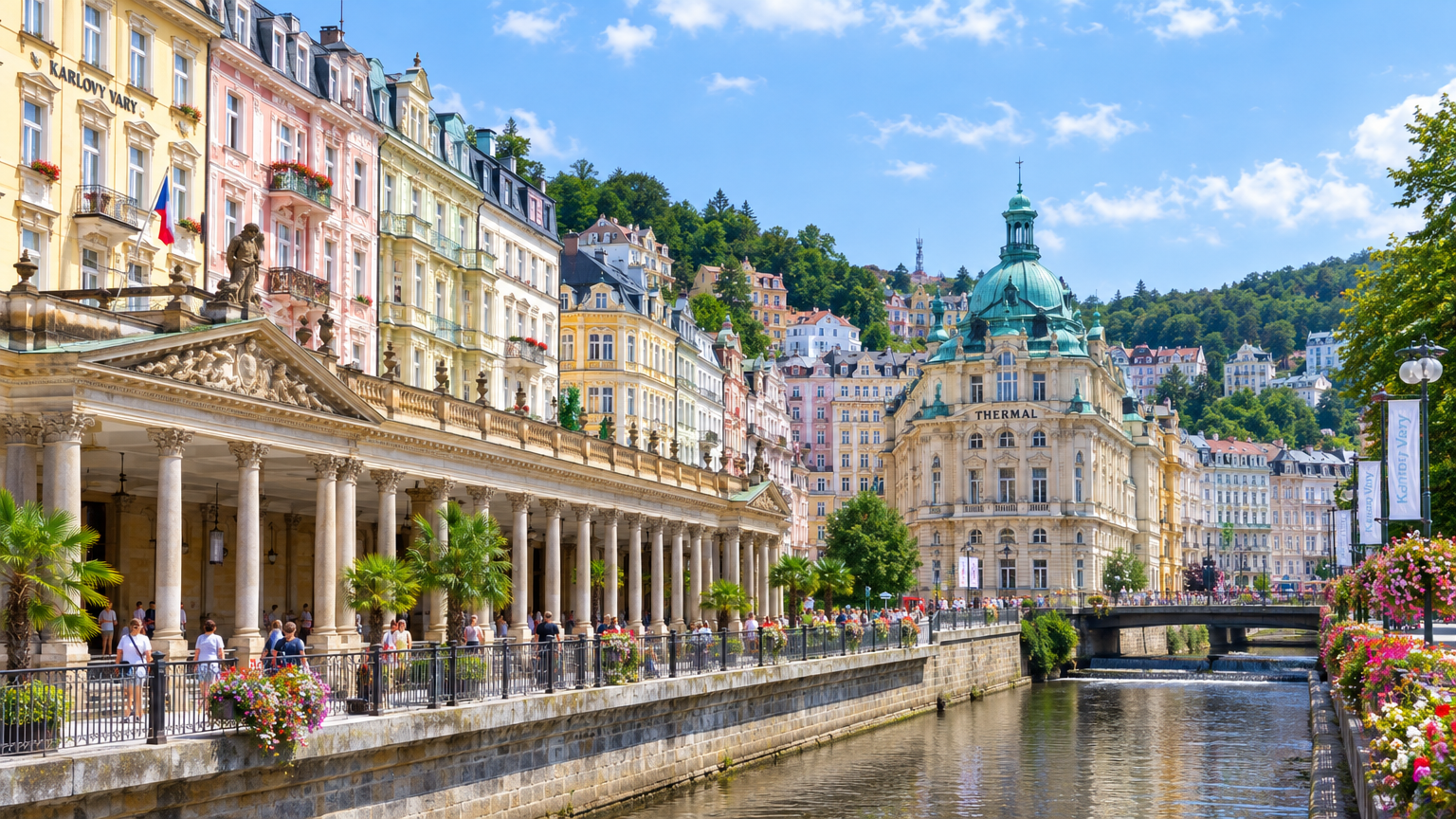 Colonnade y edificios termales de colores junto al río Teplá en Karlovy Vary