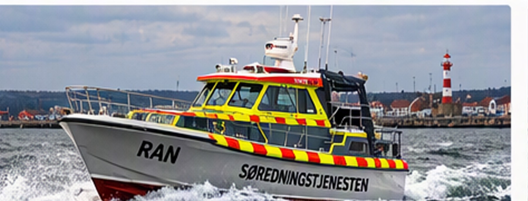 Redningsbåden Ran i fart med skumsprøjt omkring skroget