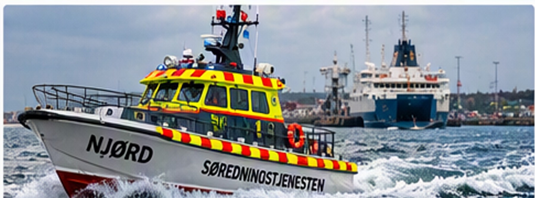 Redningsbåden Njørd i fart på vandet ved havnen