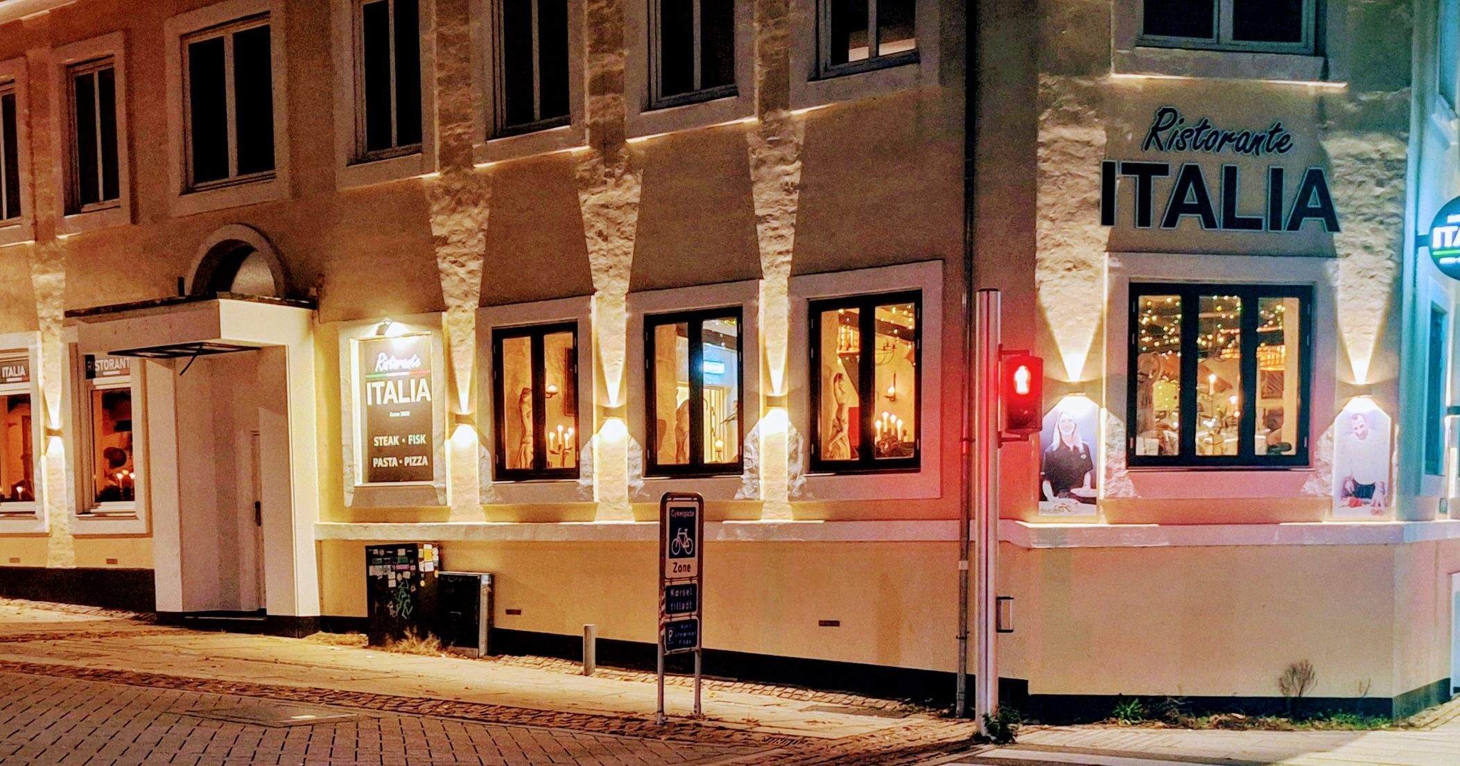 Ristorante Italia facade om aftenen med oplyst skilt på hjørnet ved Farimagsvej