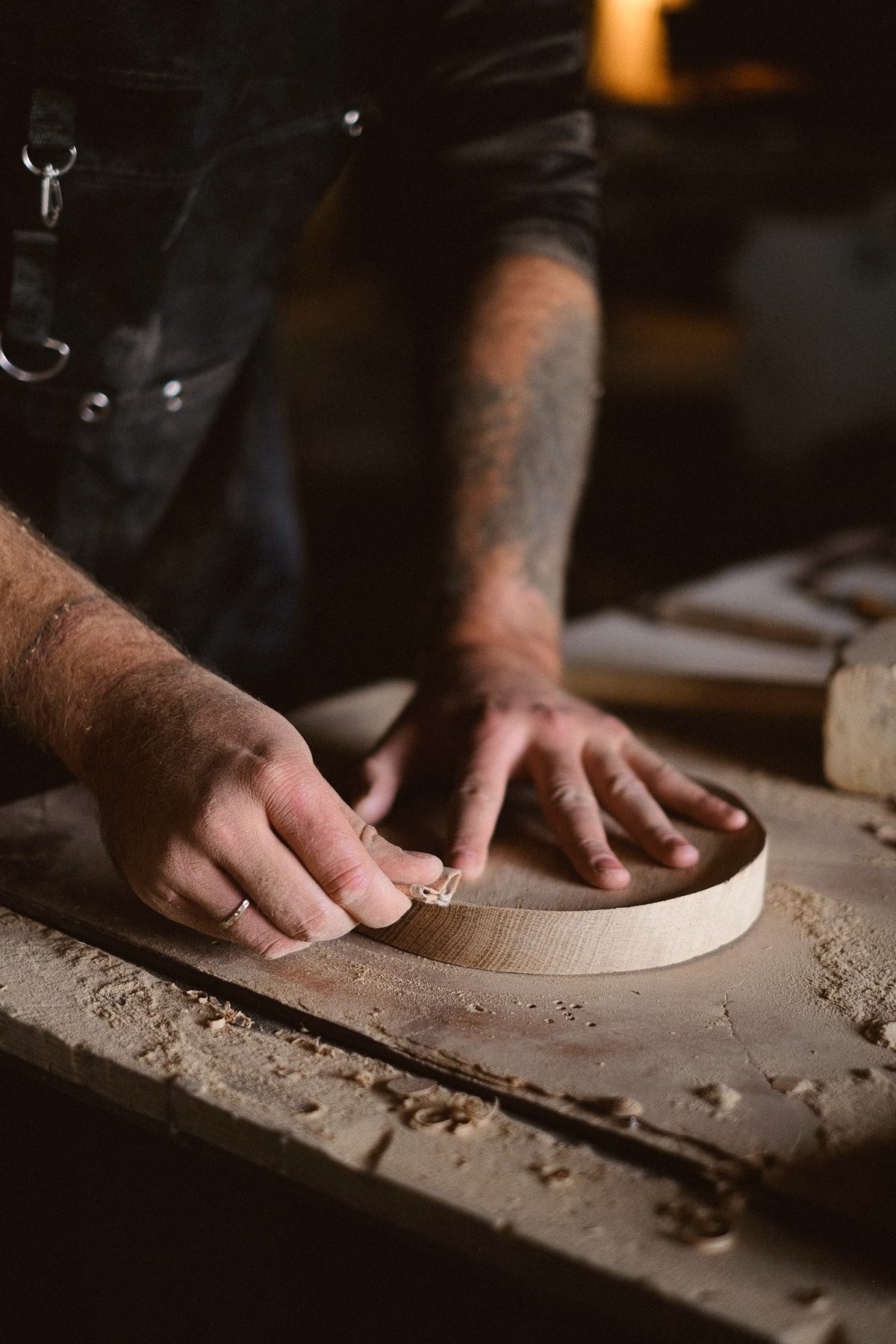 Smykkemager med ring ved arbejdsbænken, brandfotografi af Mooda Studio