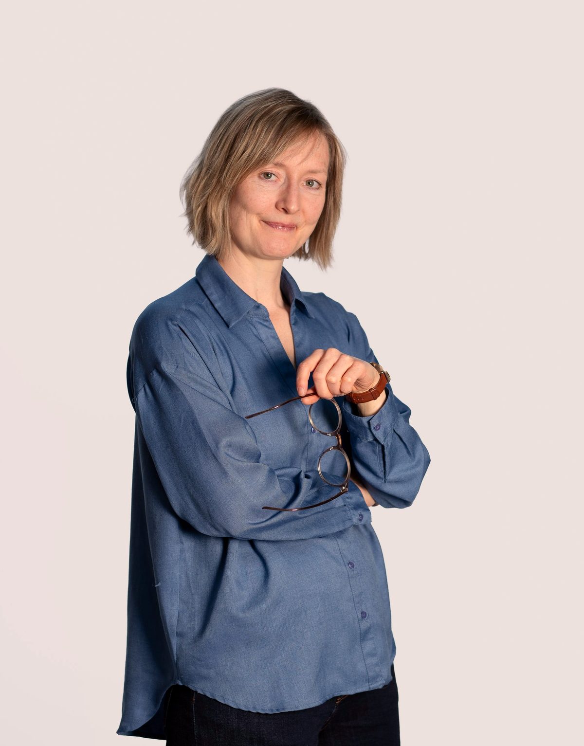 Portræt af designer i blå skjorte, brandfotografi af Mooda Studio