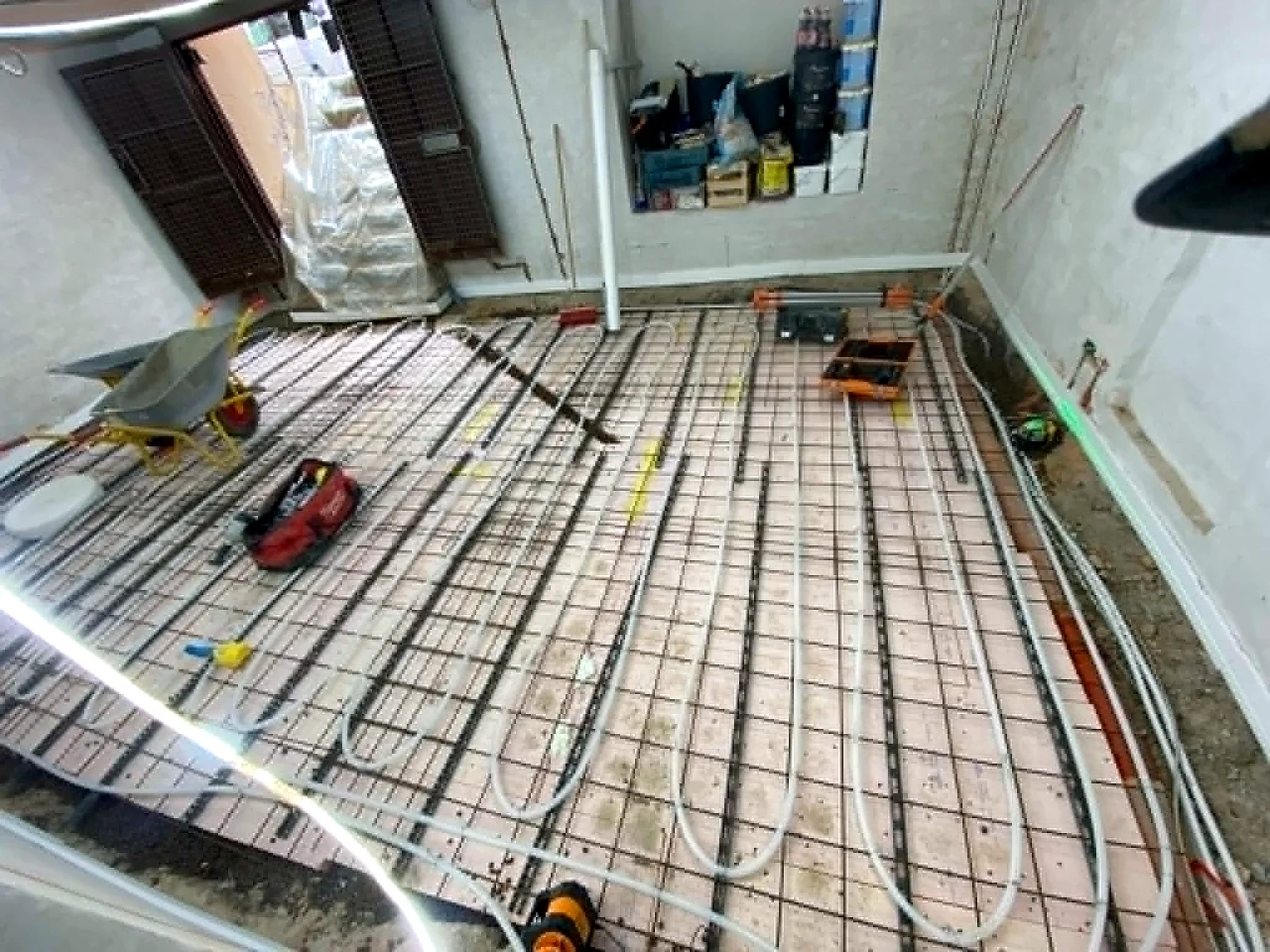Gulvopbygning under renovering