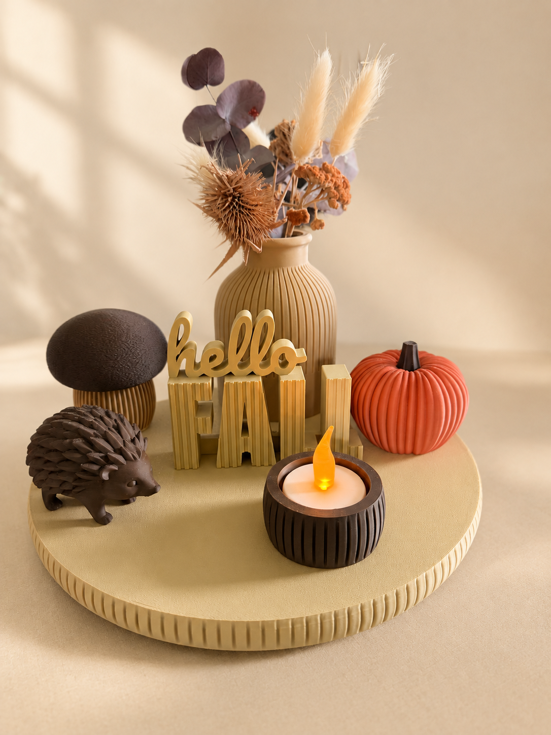 Hello-fall plateau met CHRYFIMA-decoratie op zachte achtergrond