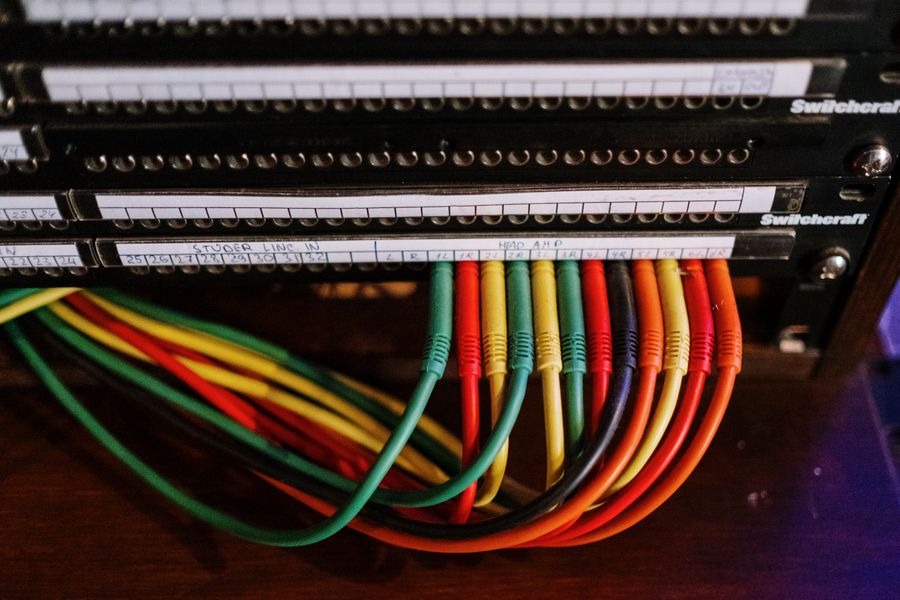 Patch kabely zapojené v síťovém panelu
