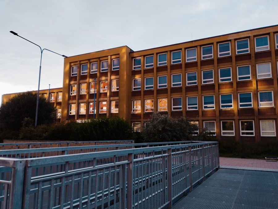 Moderní školní budova v České republice za soumraku