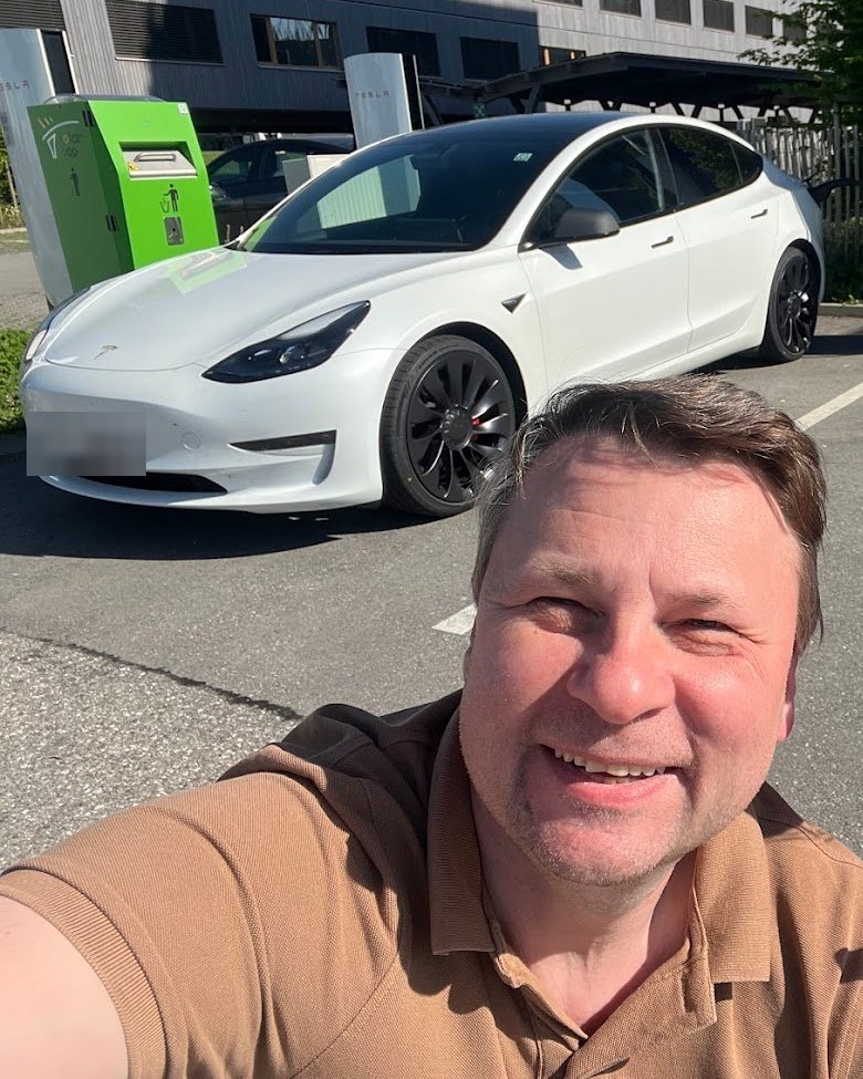 Petr Markovič u Tesly na Superchargeru