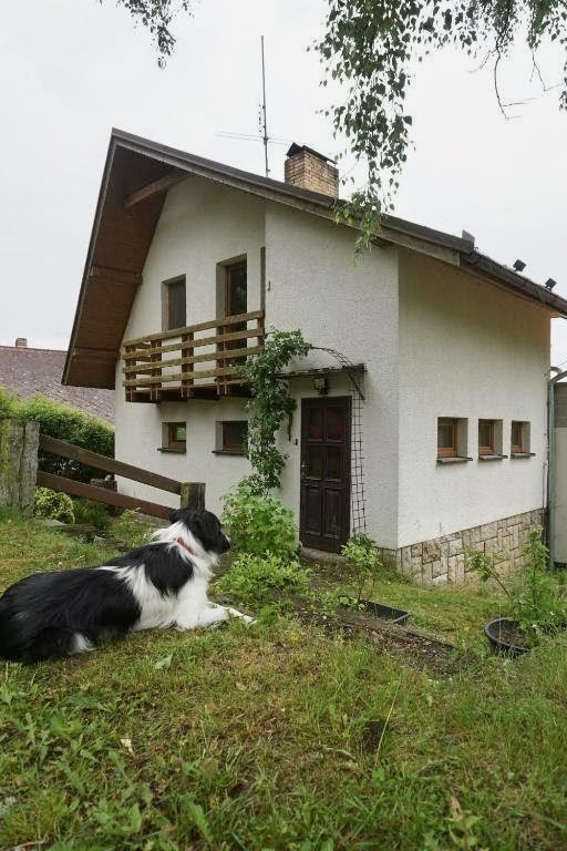Obývací prostor s krbem