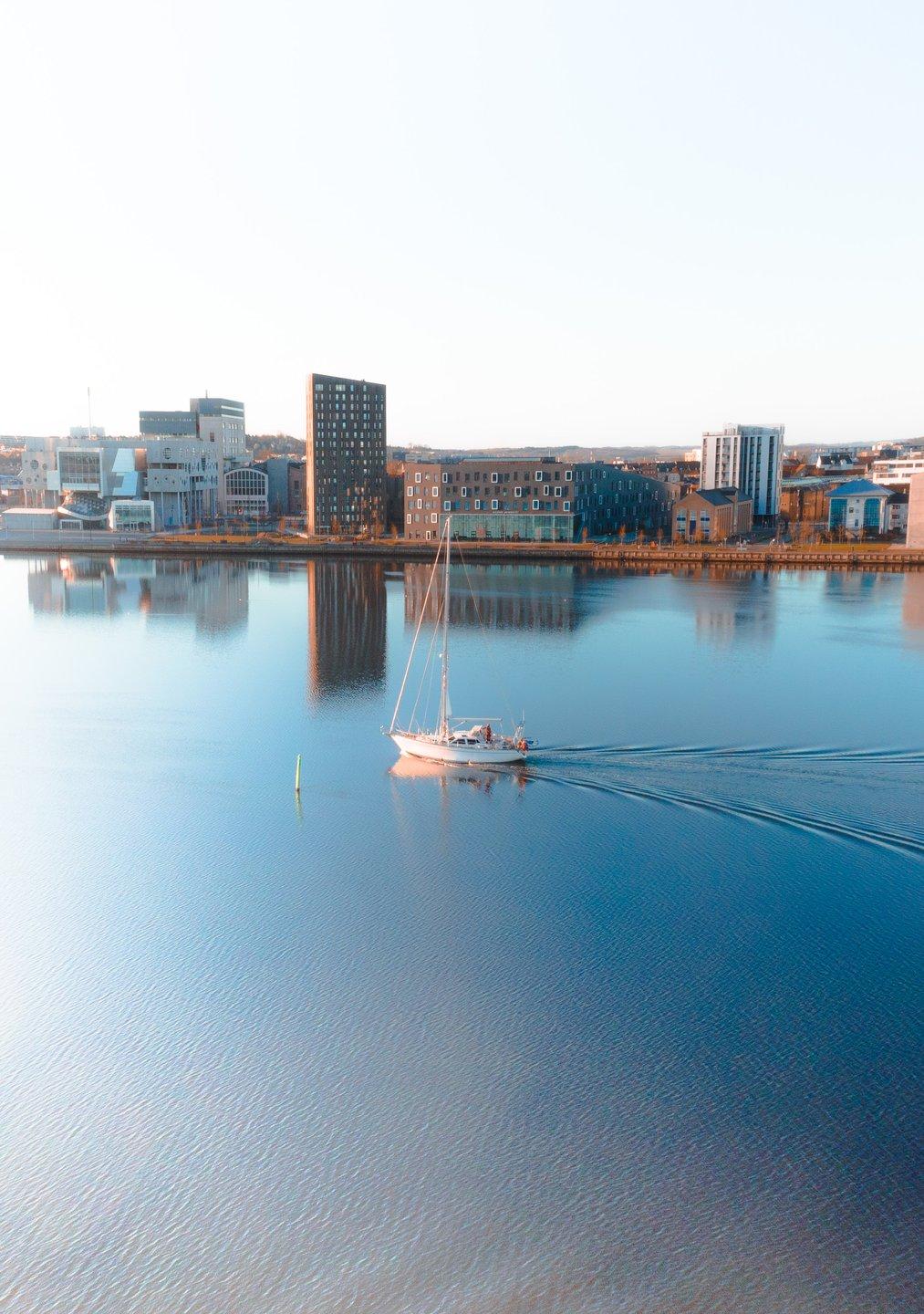 Aalborg waterfront og Limfjorden med sejlbåd
