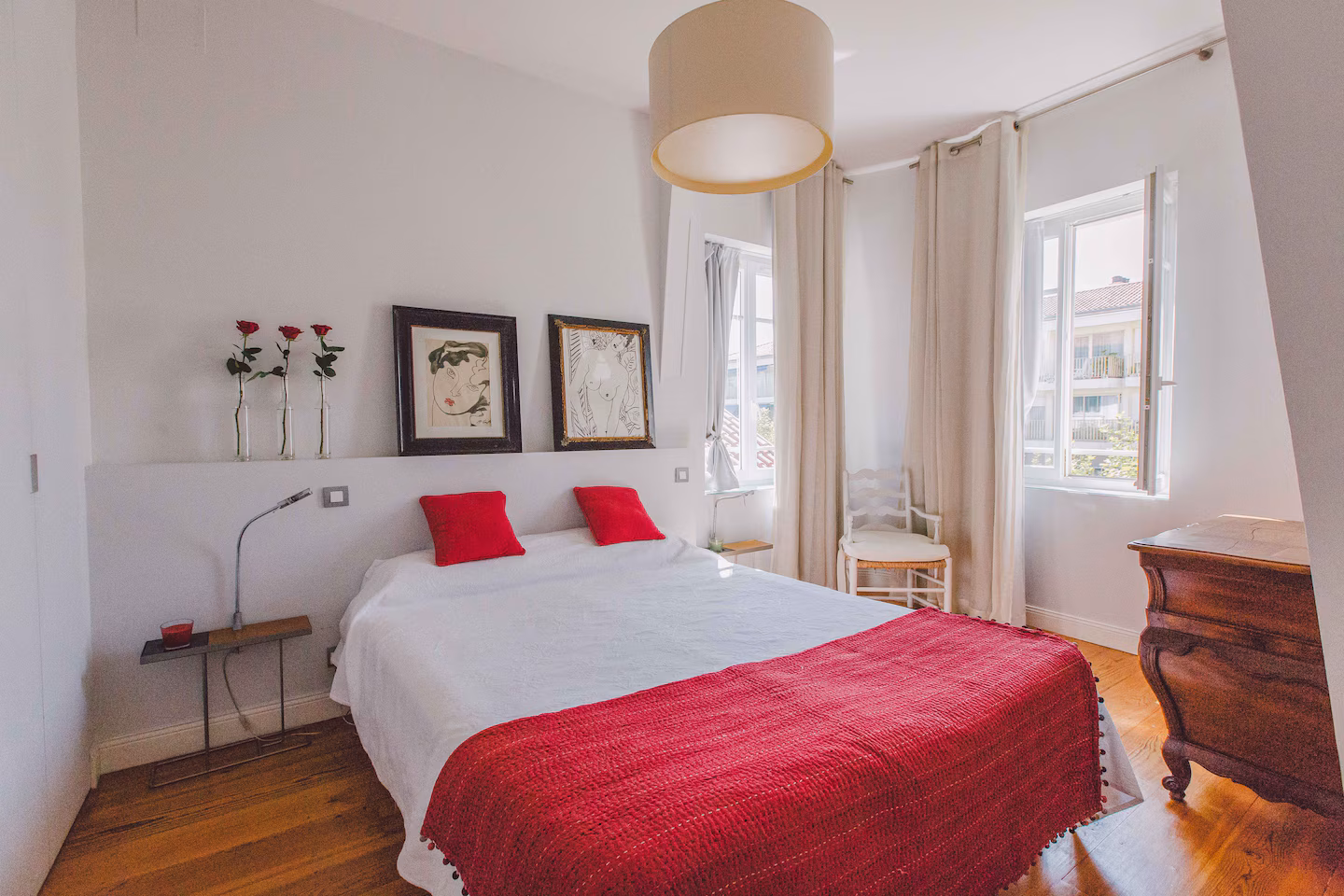 Chambre avec lit double et parquet d’origine