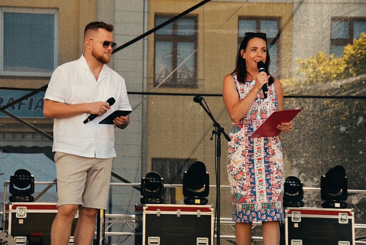 Dvojice moderátorů při venkovní akci