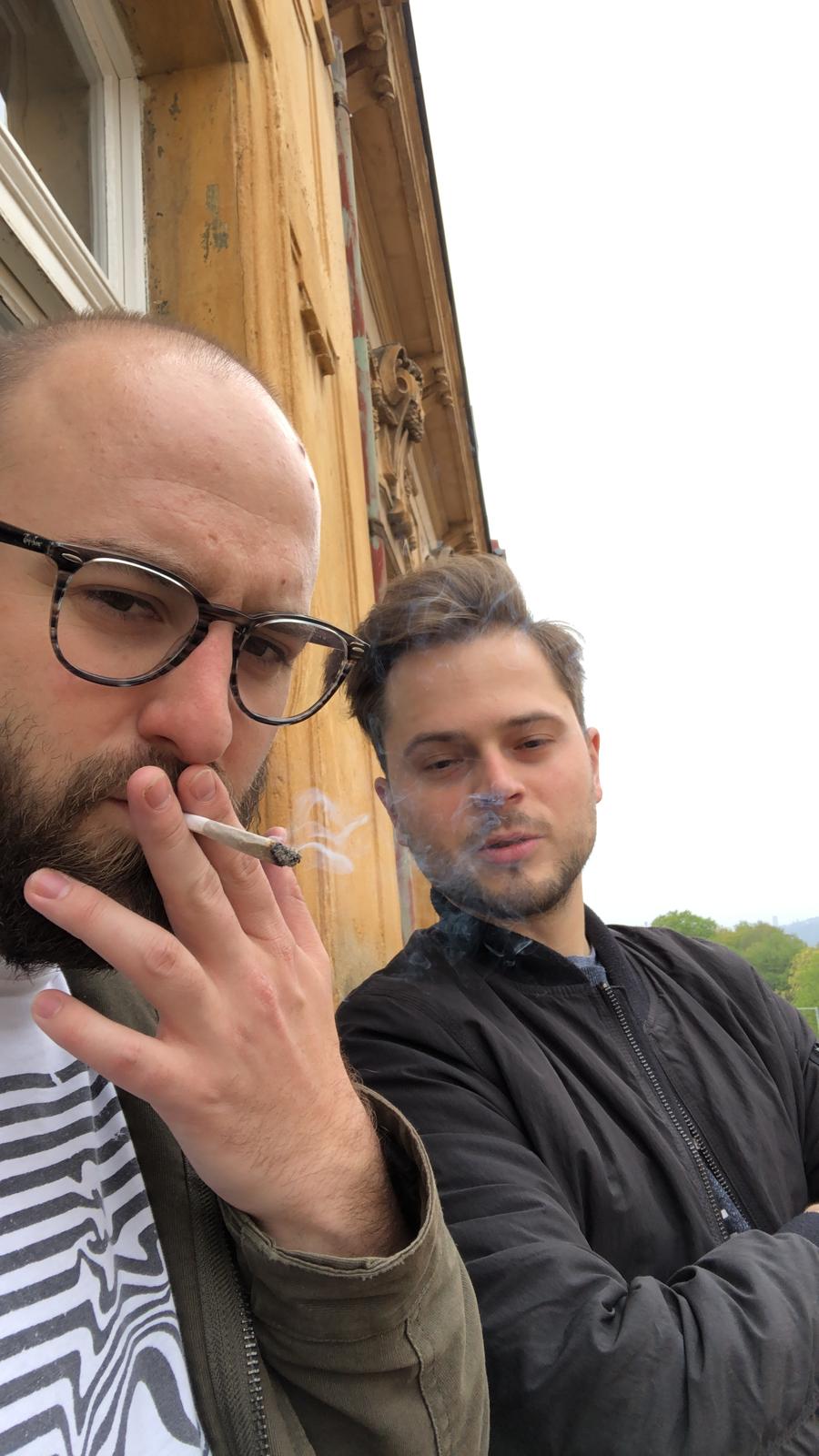 Fajčenie a peace znak