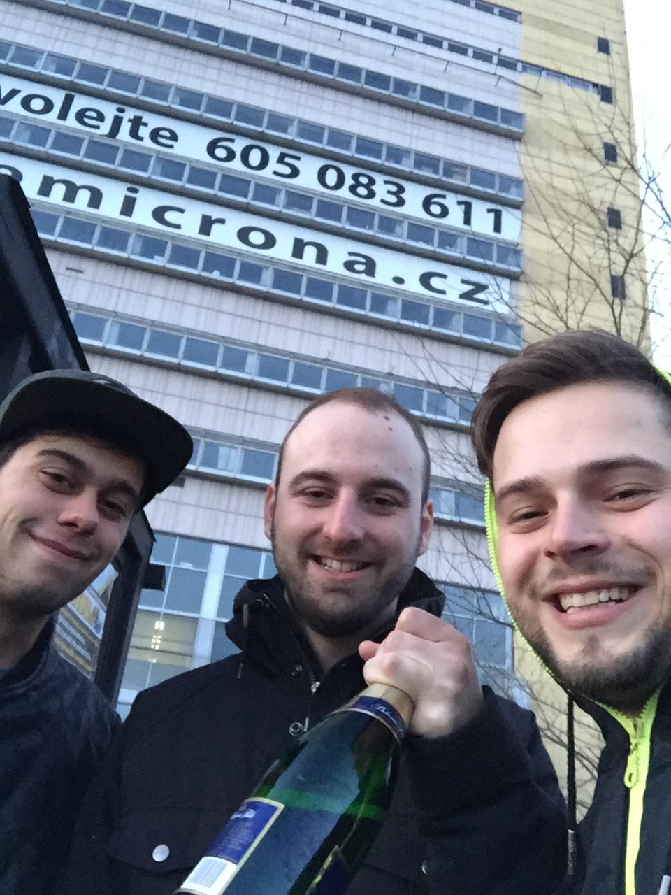Partia pred budovou Microna