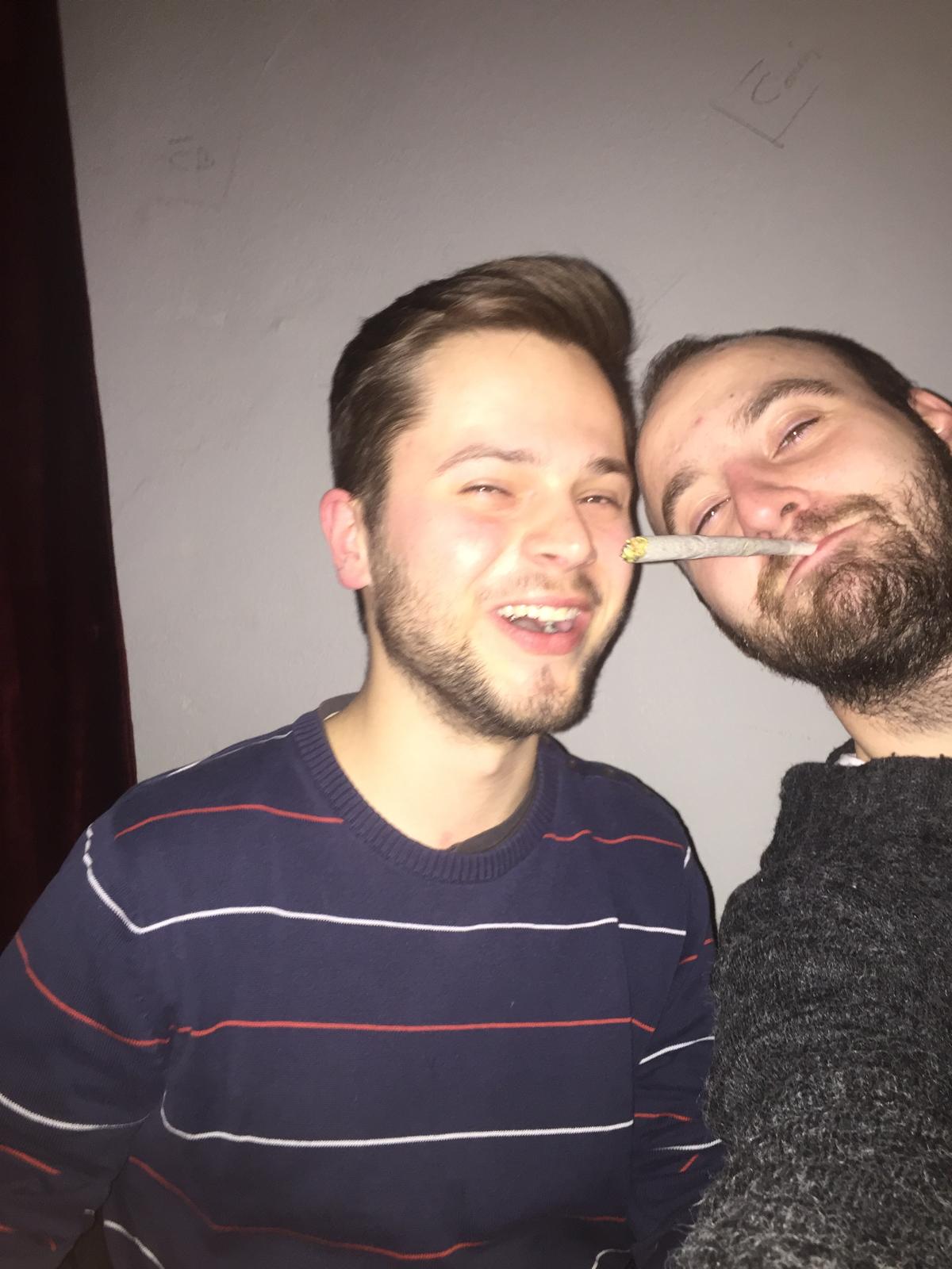 Kamaráti sa delia o cigaretu