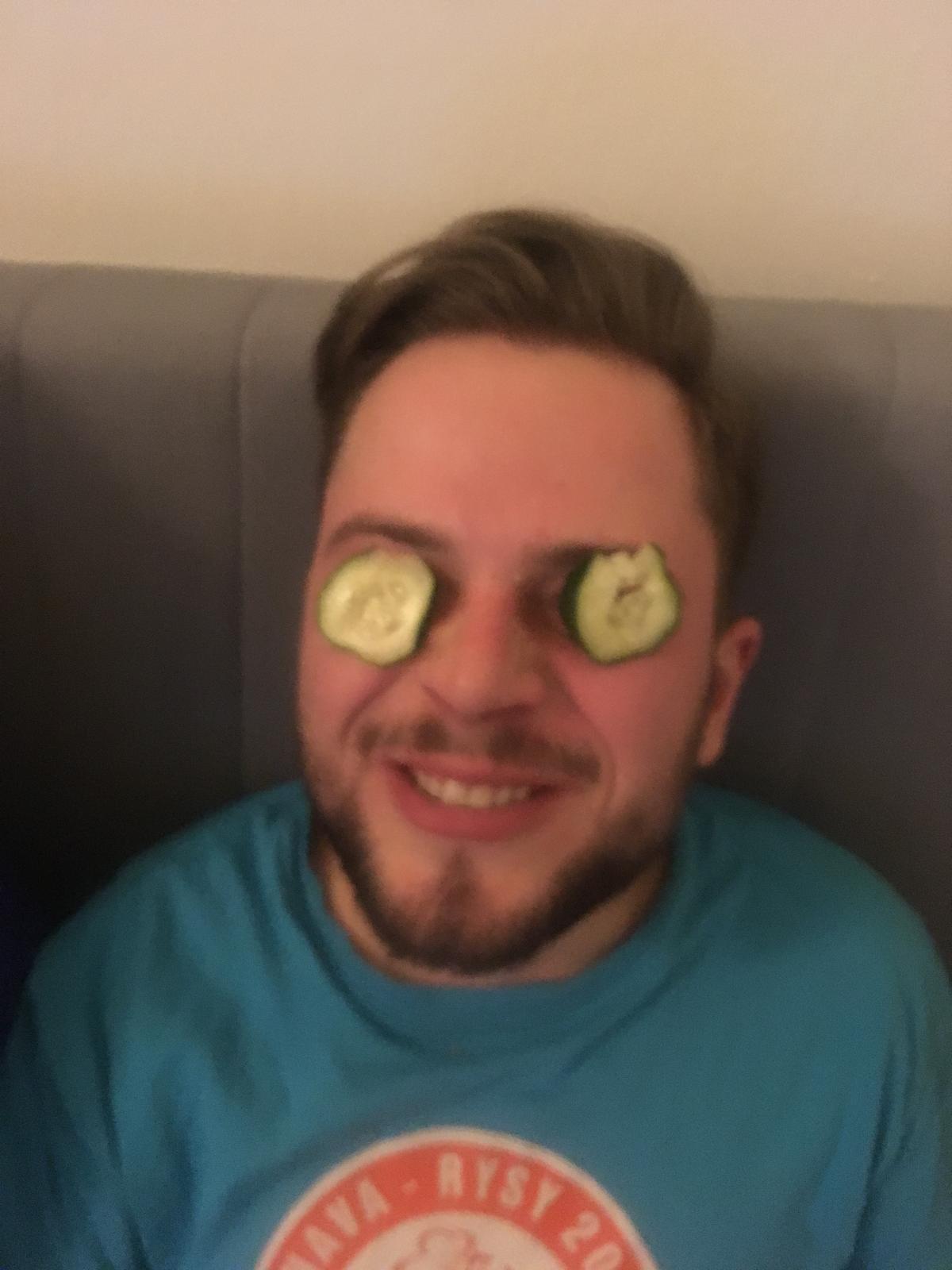 Relax s uhorkami na očiach