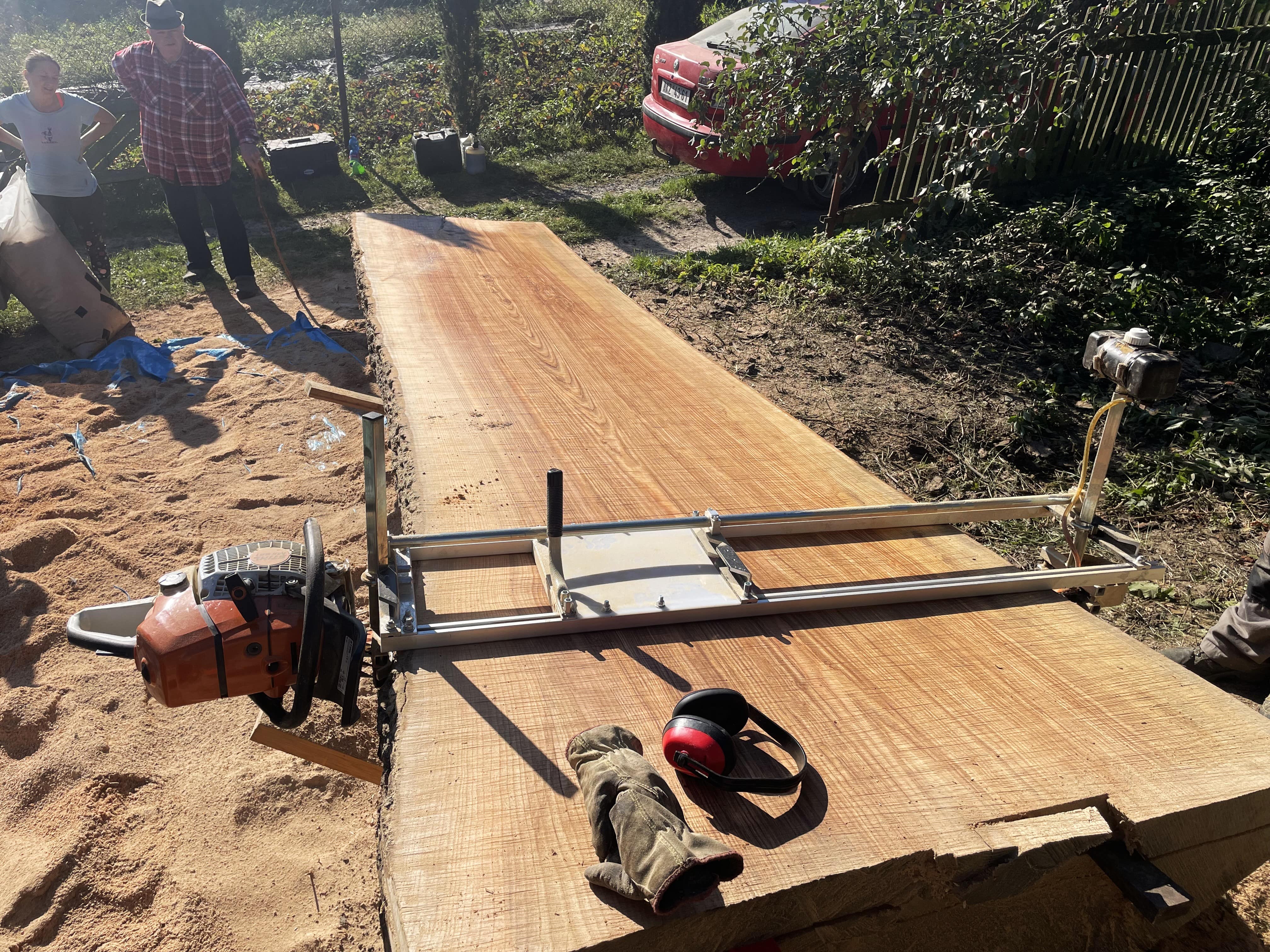 Kvalitně rozřezané dřevo s mobilní pilou a profesionálním vybavením v terénu