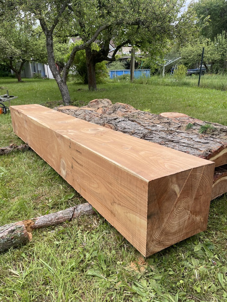 Modřínové a smrkové trámy - pro stavbu pergoly a posezení k ohni