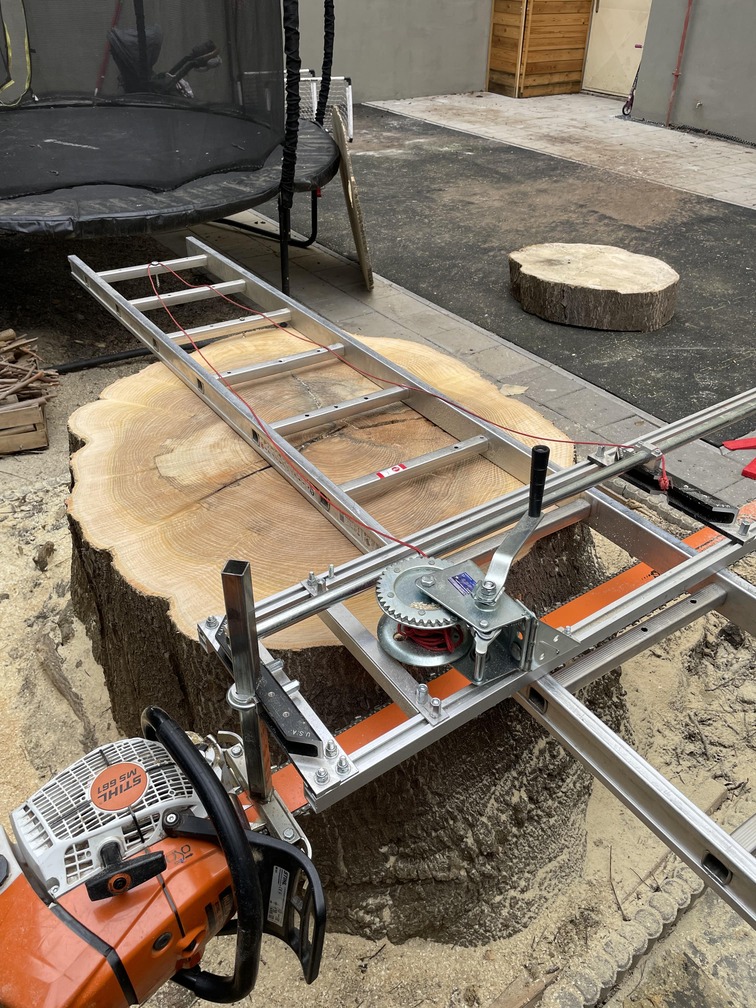 Vinohradské koláče - řezání konferenčních stolů z pařezu pajasanu